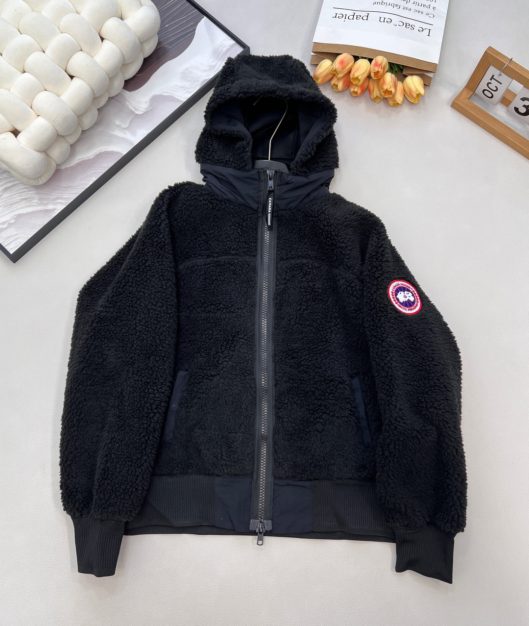 NO:622215,CANADA GOOSE Canada Goose Simcoe spliced sherpa jacket. The hooded lamb is cute and cute. Custom embroidered stamps on the arms. It is both iconic and classic. This fufu lambswool jacket is in need of a thick lambswool jacket this winter. It is made of Kind Sherpa Fleece and can provide outstanding comfort and diverse functionality. 2 hand pockets with hidden snap buttons.  Diamond-shaped stitching, knitted hem and upper back of cuffs are designed with diamond-shaped stitching. Ribbed knitted hem and cuffs can fit the body shape. Super personalized patchwork jacket. Loose fit. Tolerant and super fashionable. The collision of different fabrics makes the whole dress full of trendy elements. Classic soul version. The version is not flattering at all. The most outstanding part is the hat. The entire brim looks good whether it is pulled up to the top or wearing a hat.  The minimalist design silhouette highlights the laziness of wearing and adjusts body proportions. It is fashionable and advanced. It shows the style of INS bloggers and can be easily controlled by various body types. It has three standards of casual and fashionable, and comes in three colors. Size sml code C, jackets & coats, hats, alexander wang19860909CANADA GOOSE 加拿大鹅 Simcoe拼接羊羔绒外套 连帽毛羔又乖又萌 手臂定制刺绣章仔 既有标志性 又经典耐看 奶fufu的羊羔毛外套 这个冬天很需要一件厚实的羊羔毛外套～ 采用 Kind Sherpa Fleece 羊羔绒精制而成,可提供出众的舒适性和多样功能性.2个带隐形按扣的插手口袋 菱形缝线,针织下摆和袖口上背部设计有菱形缝线.罗纹针织下摆和袖口可贴合身形 超级个性的拼接外套 宽松版型 包容性超强时尚感满满不同面料的拼撞让整件衣服潮流元素满满 经典灵魂版型 版型完全不挑身材 最出彩的地方在于帽子 整个帽檐无论是拉到顶还是戴帽子都很好看 极简设计的廓形凸显穿着的慵懒感,调节身材比例的功效 时髦高级 尽显INS博主风,各种体型都可以轻松驾驭 休闲又时尚三标齐全,三色出 尺码sml 编码C,,jackets & coats,hats,alexander wang,Women's clothing