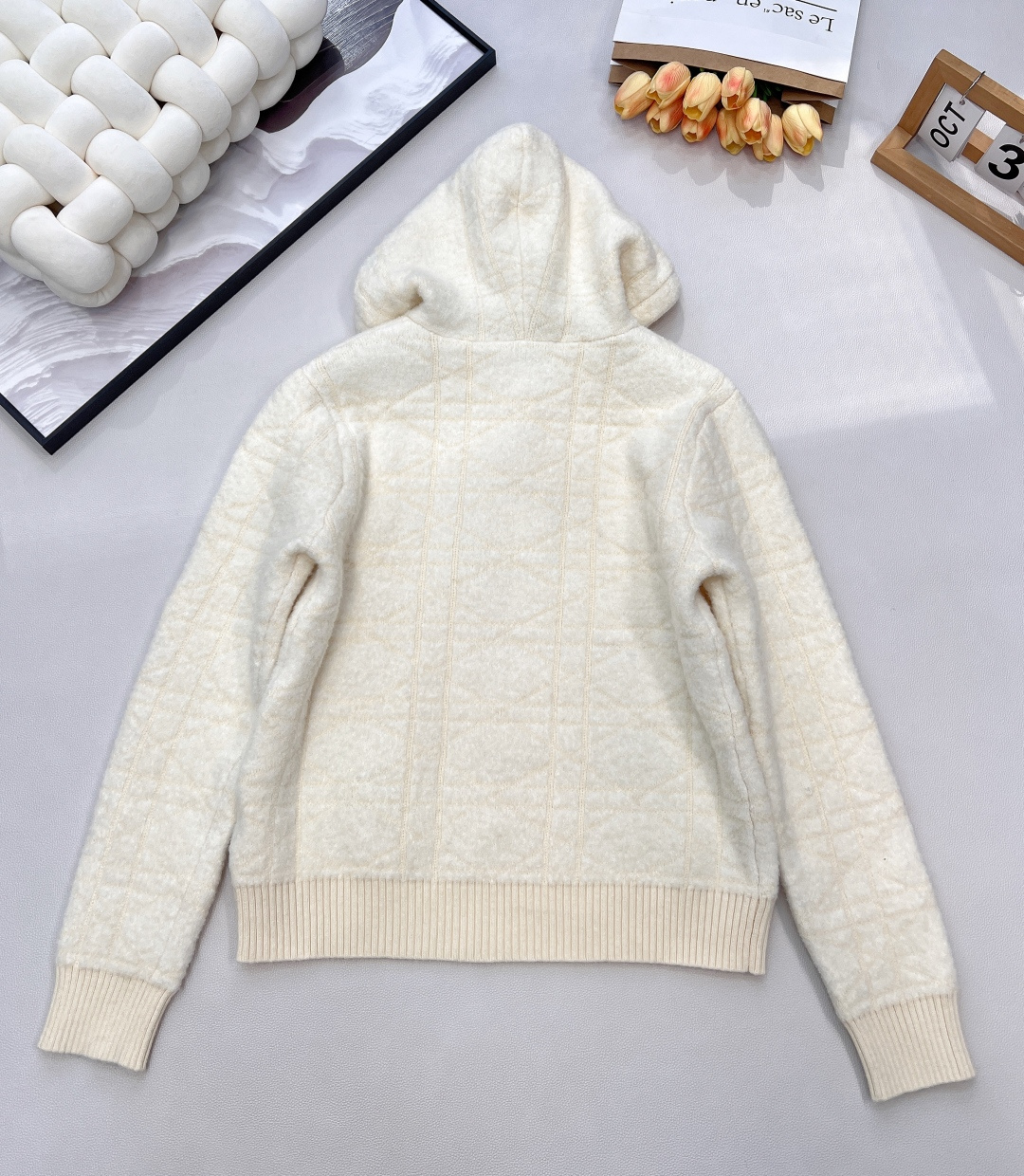 🆕Dior 2025新款小蜜蜂刺绣连帽针织长袖上衣，软乎乎毛绒质感，如云朵般贴肤，自穿即享暖意包裹，是秋