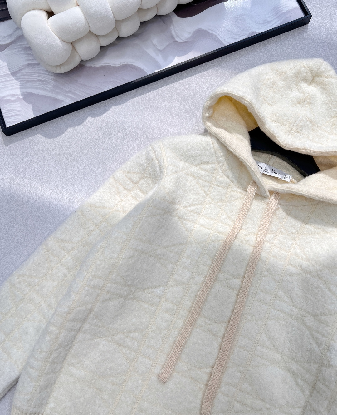 🆕Dior 2025新款小蜜蜂刺绣连帽针织长袖上衣，软乎乎毛绒质感，如云朵般贴肤，自穿即享暖意包裹，是秋