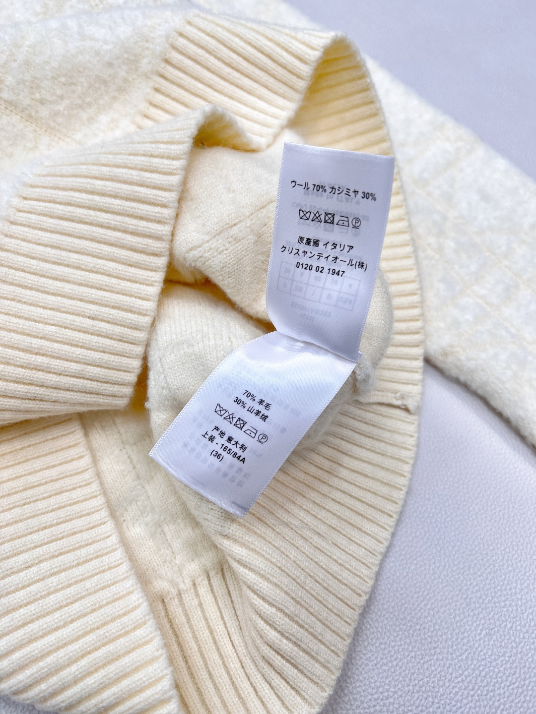 🆕Dior 2025新款小蜜蜂刺绣连帽针织长袖上衣，软乎乎毛绒质感，如云朵般贴肤，自穿即享暖意包裹，是秋