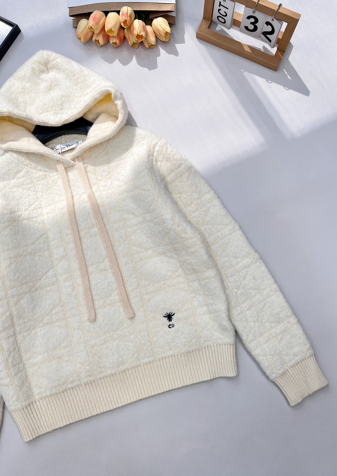 🆕Dior 2025新款小蜜蜂刺绣连帽针织长袖上衣，软乎乎毛绒质感，如云朵般贴肤，自穿即享暖意包裹，是秋