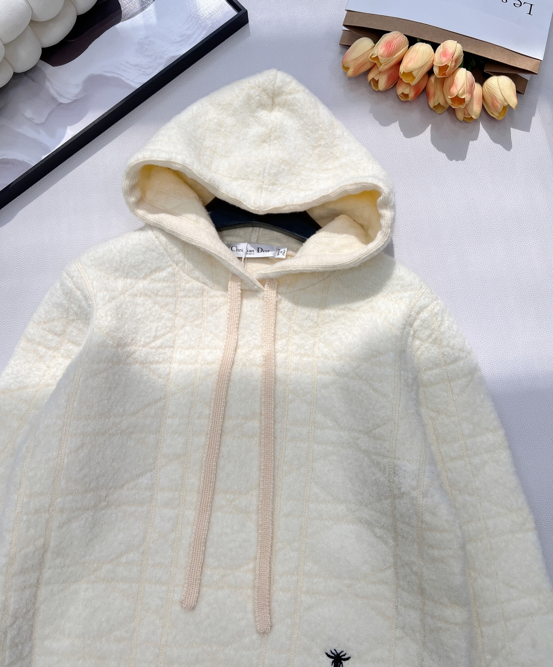 🆕Dior 2025新款小蜜蜂刺绣连帽针织长袖上衣，软乎乎毛绒质感，如云朵般贴肤，自穿即享暖意包裹，是秋