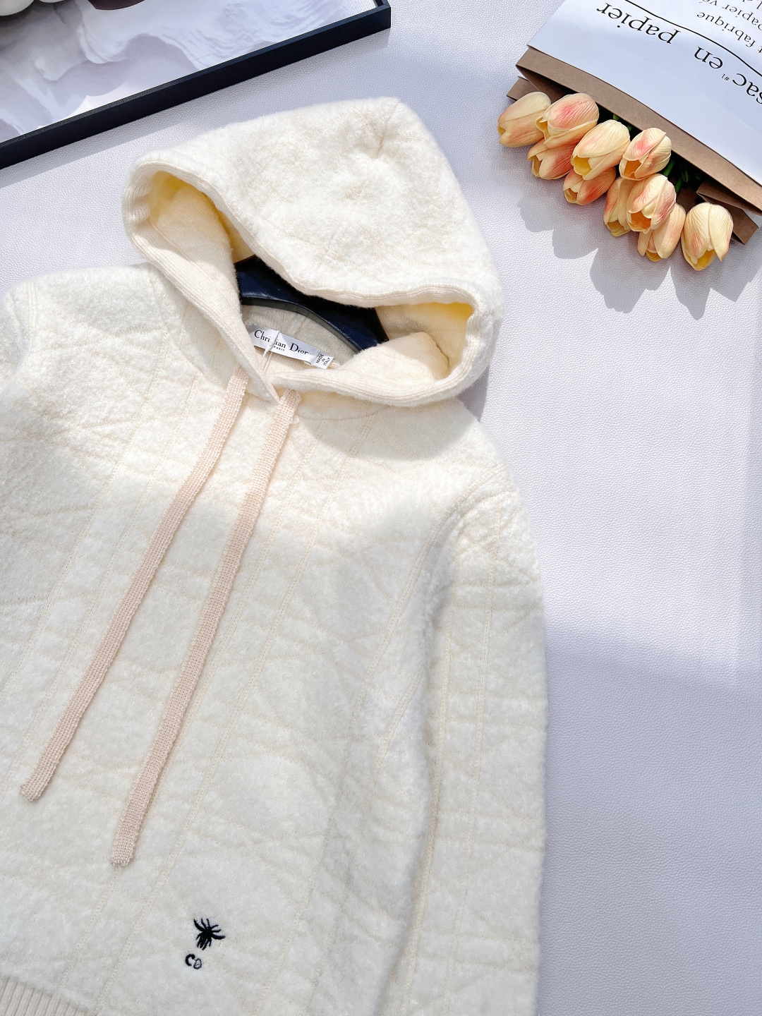 🆕Dior 2025新款小蜜蜂刺绣连帽针织长袖上衣，软乎乎毛绒质感，如云朵般贴肤，自穿即享暖意包裹，是秋