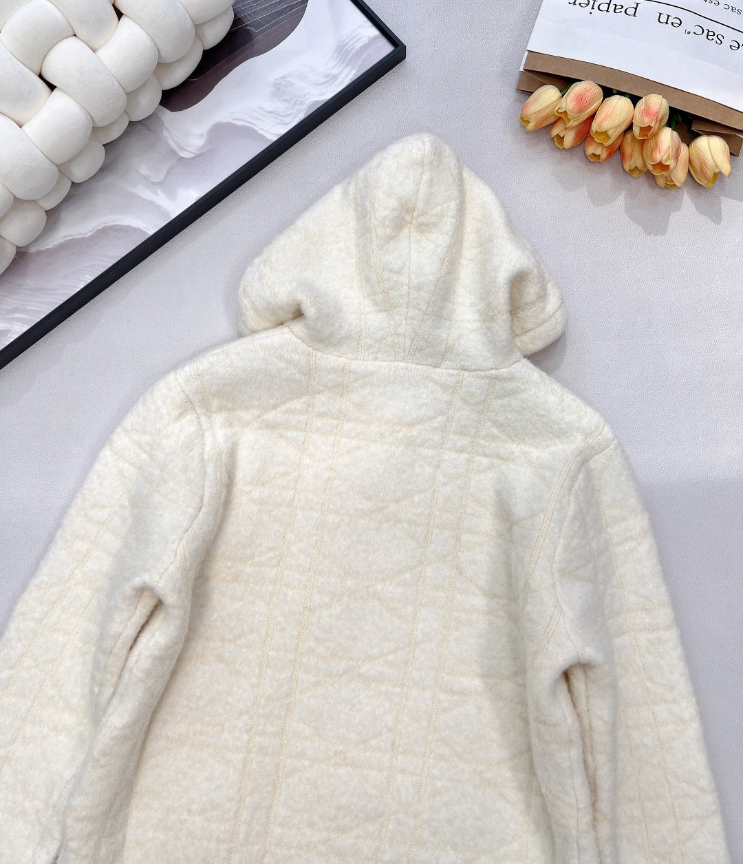 🆕Dior 2025新款小蜜蜂刺绣连帽针织长袖上衣，软乎乎毛绒质感，如云朵般贴肤，自穿即享暖意包裹，是秋