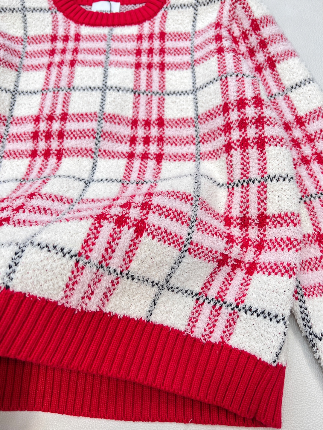 🆕Burberry 2025新款针织圆领针织长袖衫，格纹软糯，松弛感里的高级甜酷，经典格纹撞上软糯针织，