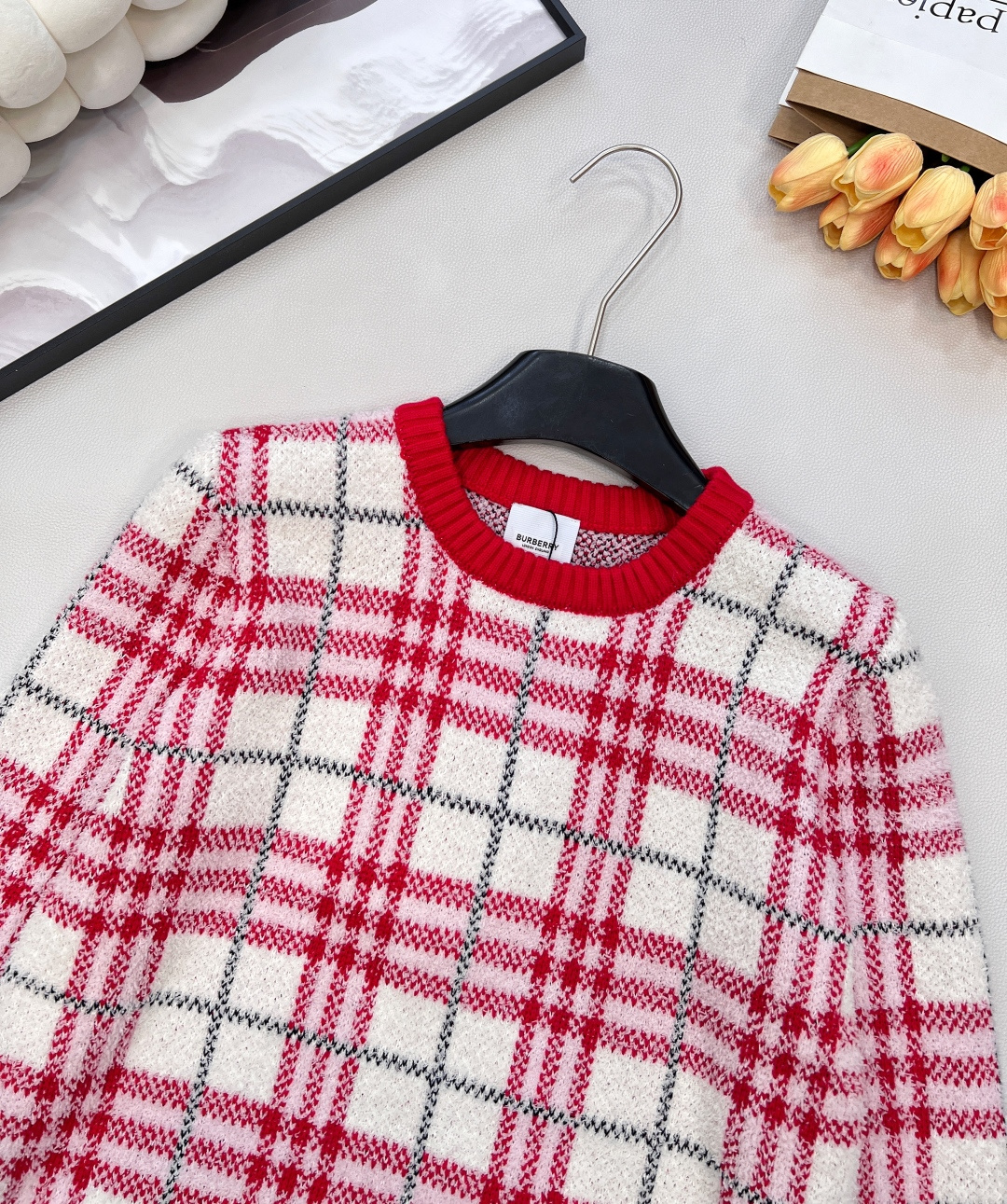 🆕Burberry 2025新款针织圆领针织长袖衫，格纹软糯，松弛感里的高级甜酷，经典格纹撞上软糯针织，