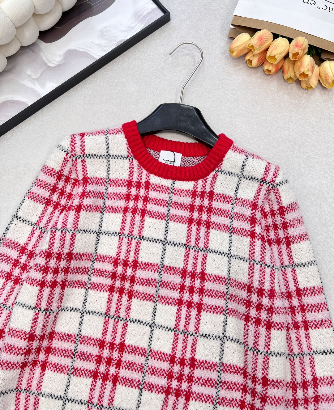 🆕Burberry 2025新款针织圆领针织长袖衫，格纹软糯，松弛感里的高级甜酷，经典格纹撞上软糯针织，