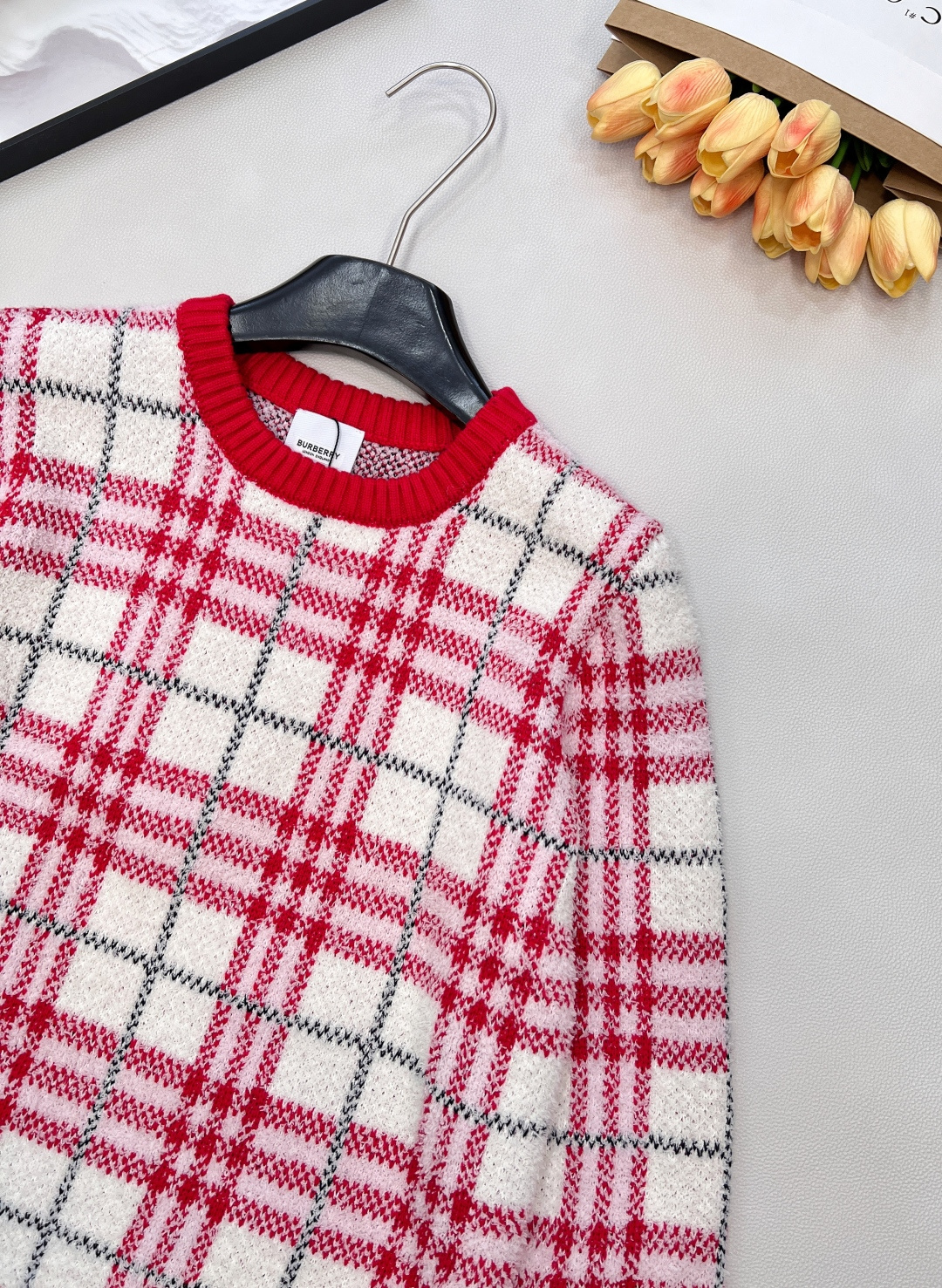 🆕Burberry 2025新款针织圆领针织长袖衫，格纹软糯，松弛感里的高级甜酷，经典格纹撞上软糯针织，