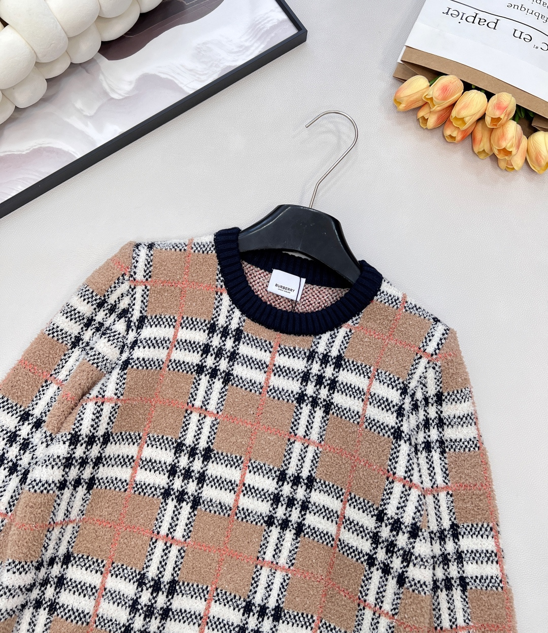 🆕Burberry 2025新款针织圆领针织长袖衫，格纹软糯，松弛感里的高级甜酷，经典格纹撞上软糯针织，