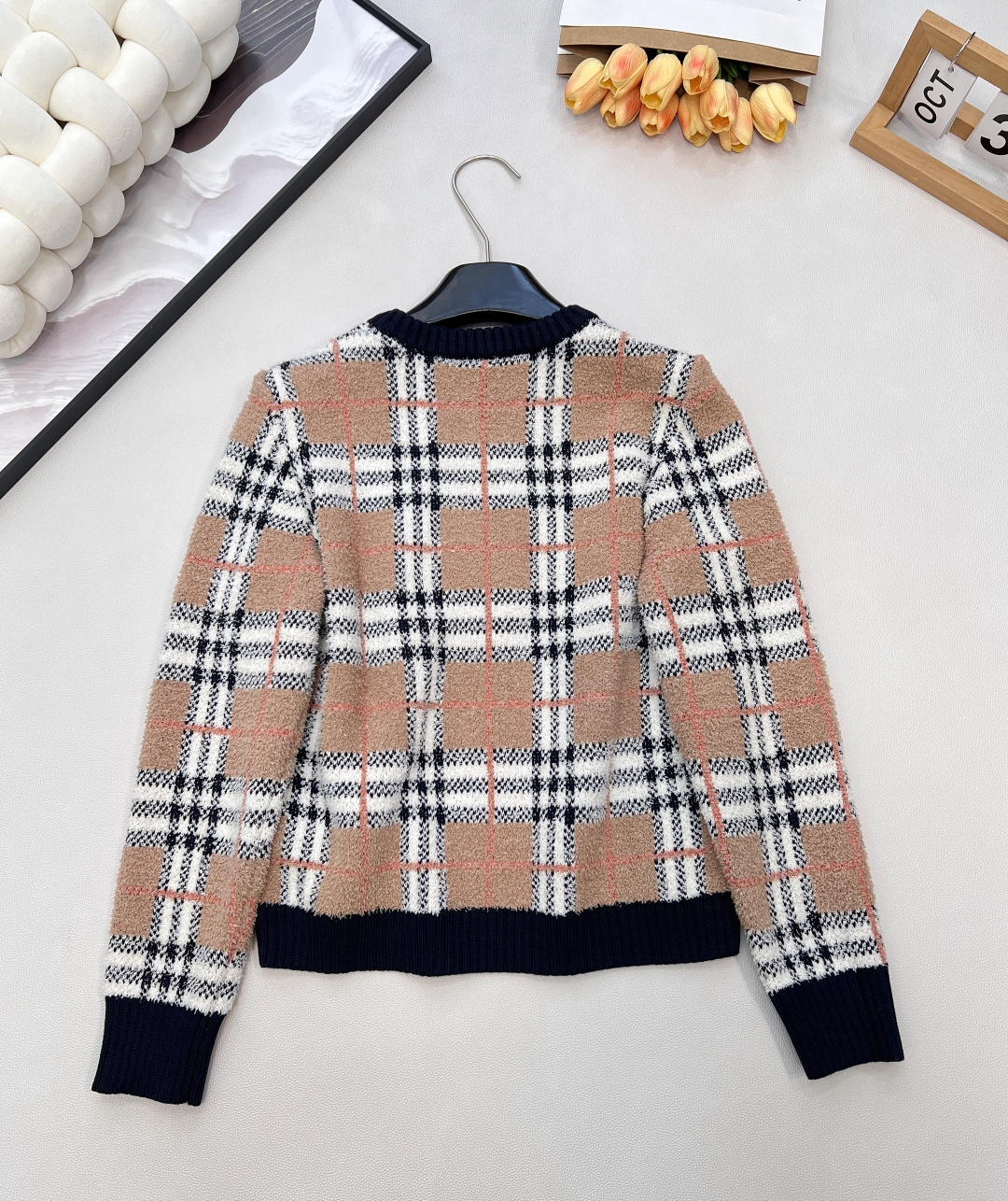 🆕Burberry 2025新款针织圆领针织长袖衫，格纹软糯，松弛感里的高级甜酷，经典格纹撞上软糯针织，