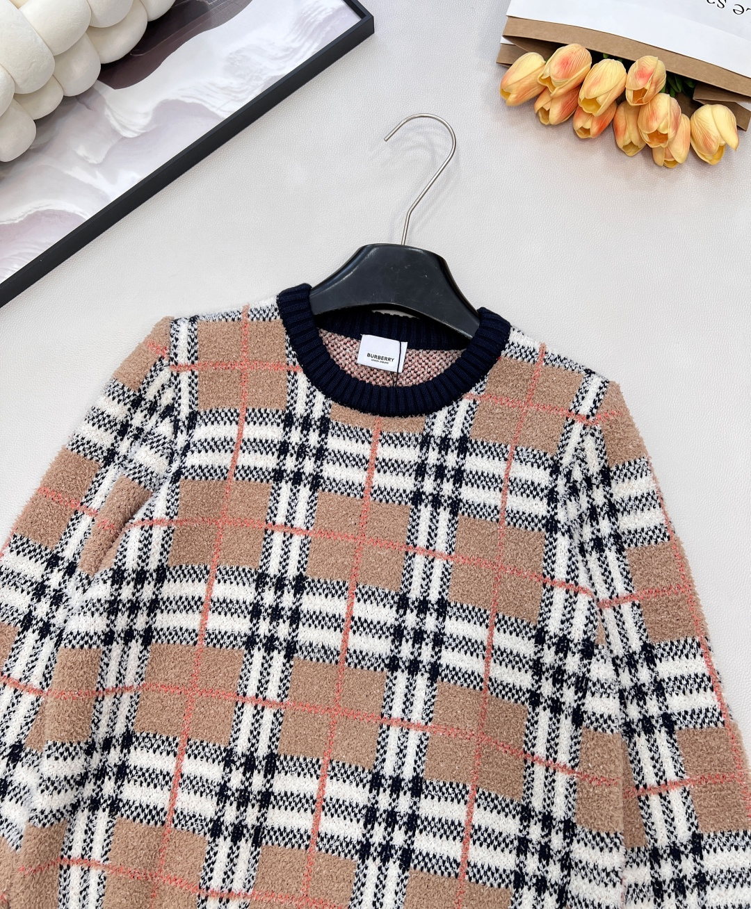 🆕Burberry 2025新款针织圆领针织长袖衫，格纹软糯，松弛感里的高级甜酷，经典格纹撞上软糯针织，