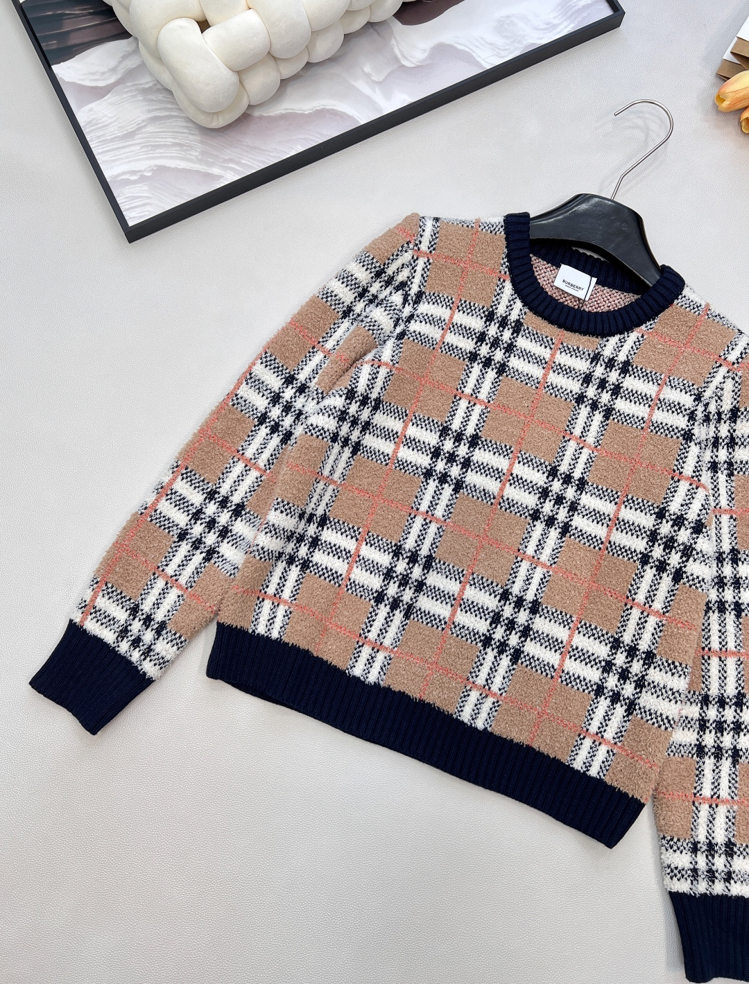 🆕Burberry 2025新款针织圆领针织长袖衫，格纹软糯，松弛感里的高级甜酷，经典格纹撞上软糯针织，