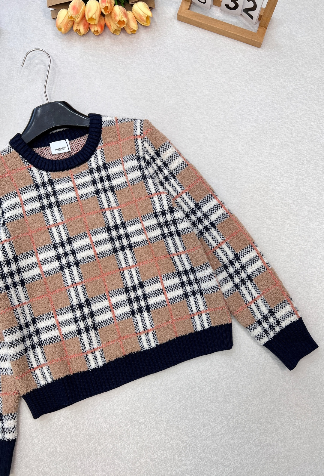 🆕Burberry 2025新款针织圆领针织长袖衫，格纹软糯，松弛感里的高级甜酷，经典格纹撞上软糯针织，