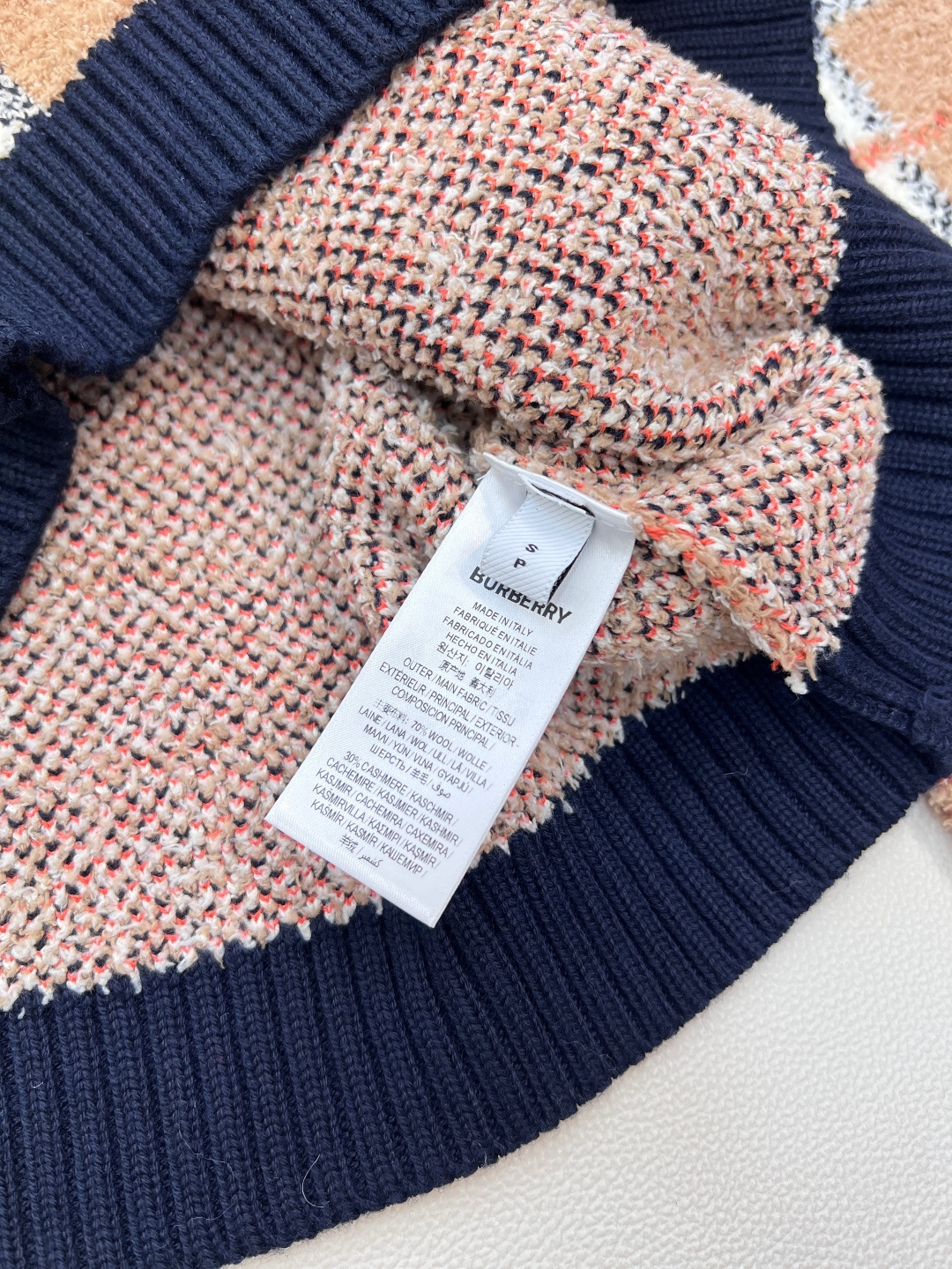 🆕Burberry 2025新款针织圆领针织长袖衫，格纹软糯，松弛感里的高级甜酷，经典格纹撞上软糯针织，