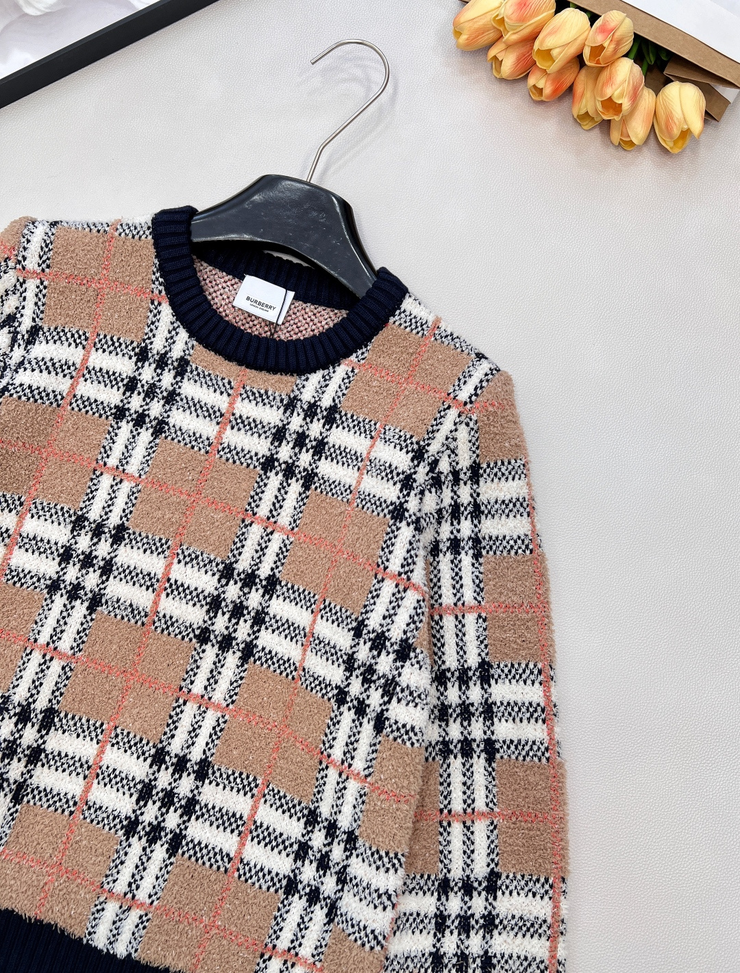 🆕Burberry 2025新款针织圆领针织长袖衫，格纹软糯，松弛感里的高级甜酷，经典格纹撞上软糯针织，