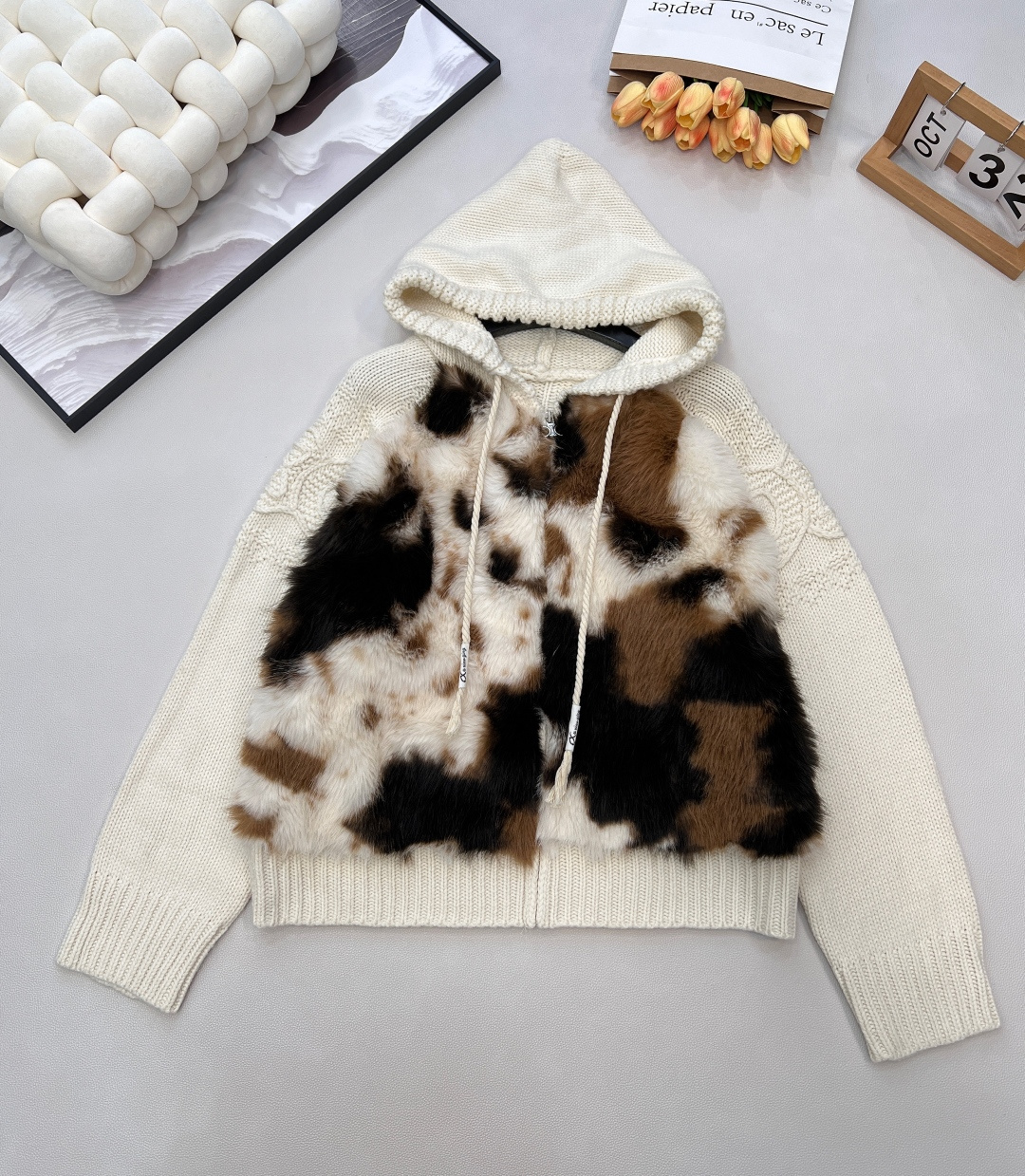 NO:622202,CELINE's new hooded long-sleeved sweater, fur splicing knitted, a winter fantasy of luxury and warmth, retro Celine's minimalist genes collide with the luxurious texture of fur, the fur splicing design is the visual focus, mottled coffee brown and off-white interweave, with a wild and high-end feel; the knitted part is presented with a delicate texture, the hooded drawstring adds a casual tone, and the ribbed edges are neat and stylish, making the 'luxury but not greasy' style just right.  It is a warm armor in winter and an eye-catching tool in dressing. The soft luxury of fur collides with the looseness of knitting. This unique design allows you to easily become a presence among the crowd with both warmth and style when commuting or going out on the street. Wear Celine-style high-end laziness on your body. Complete with three standards, large quantities available. Size sml code E,,celine,celine,hats,alexander wang19860909CELINE新款连帽长袖针织衫,皮草拼接针织,奢感与温度的冬日狂想,复古赛琳的极简基因撞上皮草的奢美质感,皮草拼接设计是视觉焦点,斑驳的咖棕与米白交织,自带野性高级感；针织部分以细腻纹理呈现,连帽抽绳增添随性腔调,罗纹收边利落有型,把“奢而不腻”的风格拿捏得恰到好处. 它是冬日里的温暖铠甲,也是穿搭中的吸睛利器——皮草的柔奢与针织的松弛碰撞,让你在通勤、出街时都能凭借这份独特设计,轻松成为人群中兼具温度与格调的存在,把赛琳式的高级慵懒穿在身上.三标齐全,大货出 尺码sml 编码E,,celine,celine,hats,alexander wang,Women's clothing