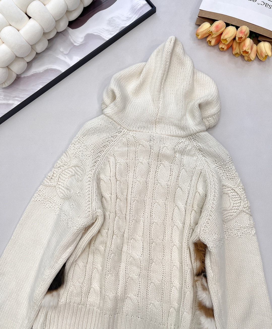 🆕CELINE新款连帽长袖针织衫，皮草拼接针织，奢感与温度的冬日狂想，复古赛琳的极简基因撞上皮草的奢美质