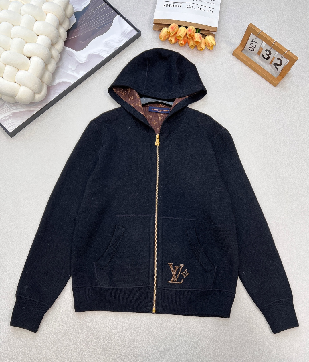 NO:623418,Louis Vuitton25FW new autumn and winter MONOGRAM double-sided hooded cardigan, the luxurious and elegant double-sided style of wool knitting, classic presbyopia gene meets the delicate warmth of wool knitting, this double-sided hooded cardigan has become a 'style all-rounder' in the luxury wardrobe.  One side has a low-key and calm pure black texture, embellished with the brand's iconic LV presbyopia embroidery, and the sense of sophistication is hidden in the simple silhouette; flip it over, and the other side is fully printed with the classic LV presbyopia pattern, which maximizes brand recognition and easily switches between 'low-key luxury' and 'classic flamboyance' styles.  The natural properties of wool knitting make it both soft and skin-friendly and warm. In autumn and winter, the upper body can not only resist the coolness, but also bring a comfortable wearing experience with its delicate touch. The hooded design adds a casual and casual feel, and the practical details of zipper closure and kangaroo pocket make it more functional in addition to fashion.  Whether it is paired with casual pants to create a street style luxury, or combined with suit pants to create a light and luxurious commuting feel, this double-sided wool knitted cardigan can be perfectly matched. With LV’s elegant genes, it will inject high-end texture and diverse styles into your outfit. Complete three standards, same style for men and women, large quantities. Size smlXL, , louis vuitton, louis vuitton, business suit, hats, alexander wang19860909Louis Vuitton25FW秋冬新款 MONOGRAM双面穿连帽开衫,羊毛针织的奢雅双面派,经典老花基因邂逅羊毛针织的细腻温暖,这件双面穿连帽开衫便成了奢品衣橱里的“风格多面手”. 一面是低调沉稳的纯黑质感,点缀品牌标志性的LV老花刺绣,精致感暗藏于简约廓形中；翻转过来,另一面则是满印的经典LV老花图案,将品牌辨识度拉满,轻松切换“低调奢雅”与“经典张扬”两种风格. 羊毛针织的天然属性,让它兼具柔软亲肤与保暖性,秋冬季节上身,既能抵御凉意,又能凭借细腻的触感带来舒适穿着体验.连帽设计增添休闲随性感,拉链开合与袋鼠口袋的实用细节,让它在时尚之外更具功能性. 无论是搭配休闲裤打造街头潮奢风,还是与西装裤组合演绎轻奢通勤感,这件双面穿羊毛针织开衫都能完美适配,以LV的奢雅基因,为你的穿搭注入高级质感与多元风格.三标齐全,男女同款,大货出 尺码smlXL 编,,louis vuitton,louis vuitton,business suit,hats,alexander wang,Women's clothing