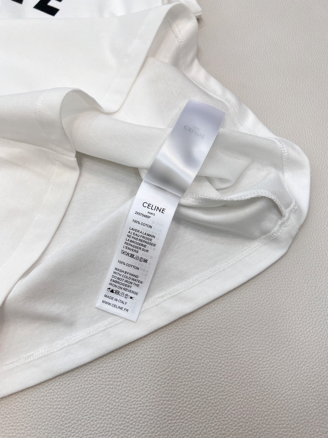 🆕CELINE26春夏新款CE字母印花正肩修身弹力短袖T恤，▪️高弹棉感爽滑细腻面料，柔软有质感，弹力大