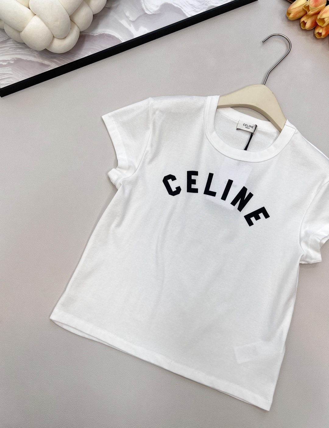 🆕CELINE26春夏新款CE字母印花正肩修身弹力短袖T恤，▪️高弹棉感爽滑细腻面料，柔软有质感，弹力大