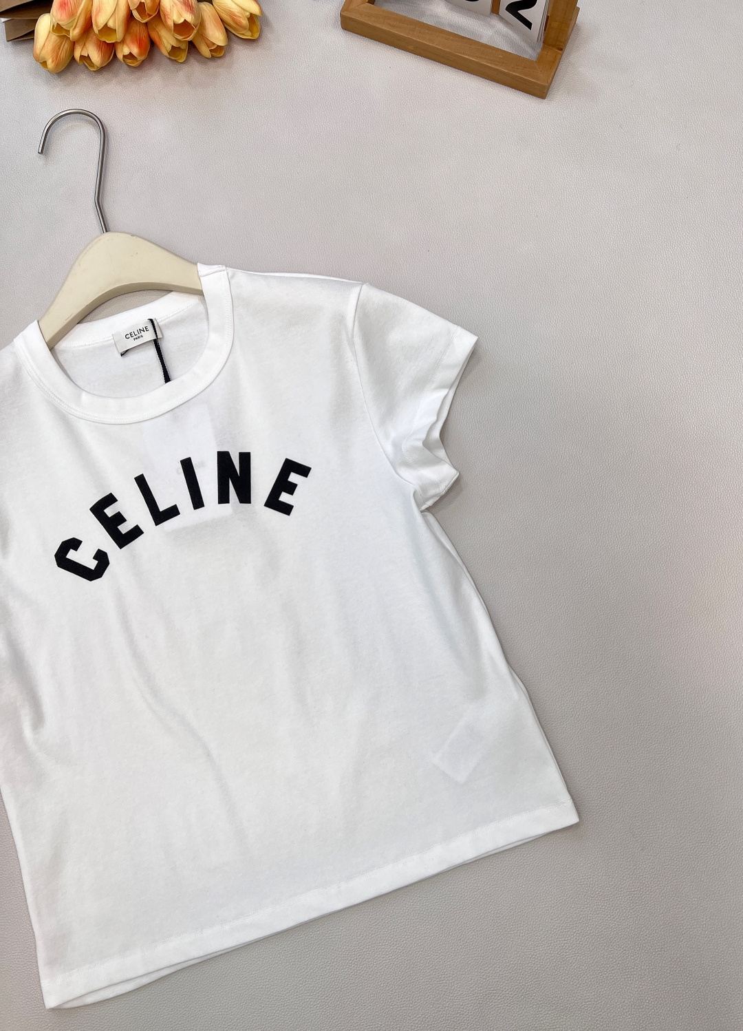 🆕CELINE26春夏新款CE字母印花正肩修身弹力短袖T恤，▪️高弹棉感爽滑细腻面料，柔软有质感，弹力大