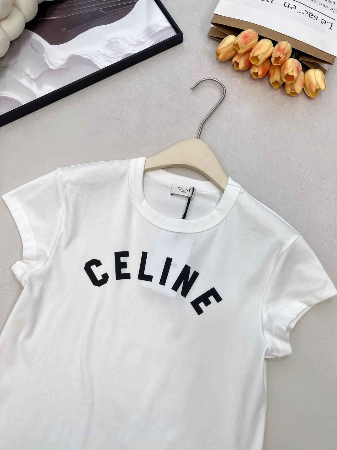 🆕CELINE26春夏新款CE字母印花正肩修身弹力短袖T恤，▪️高弹棉感爽滑细腻面料，柔软有质感，弹力大