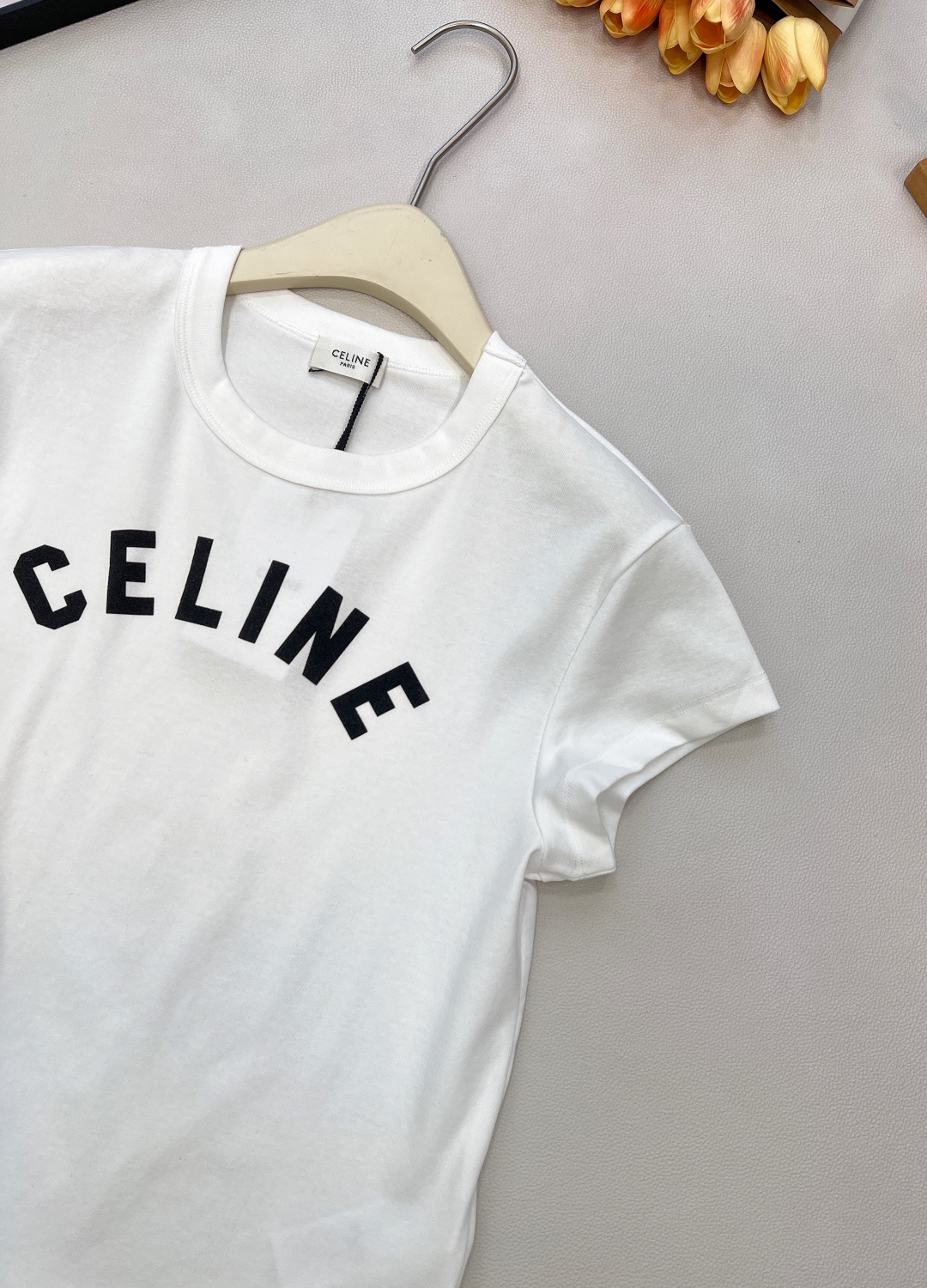 🆕CELINE26春夏新款CE字母印花正肩修身弹力短袖T恤，▪️高弹棉感爽滑细腻面料，柔软有质感，弹力大