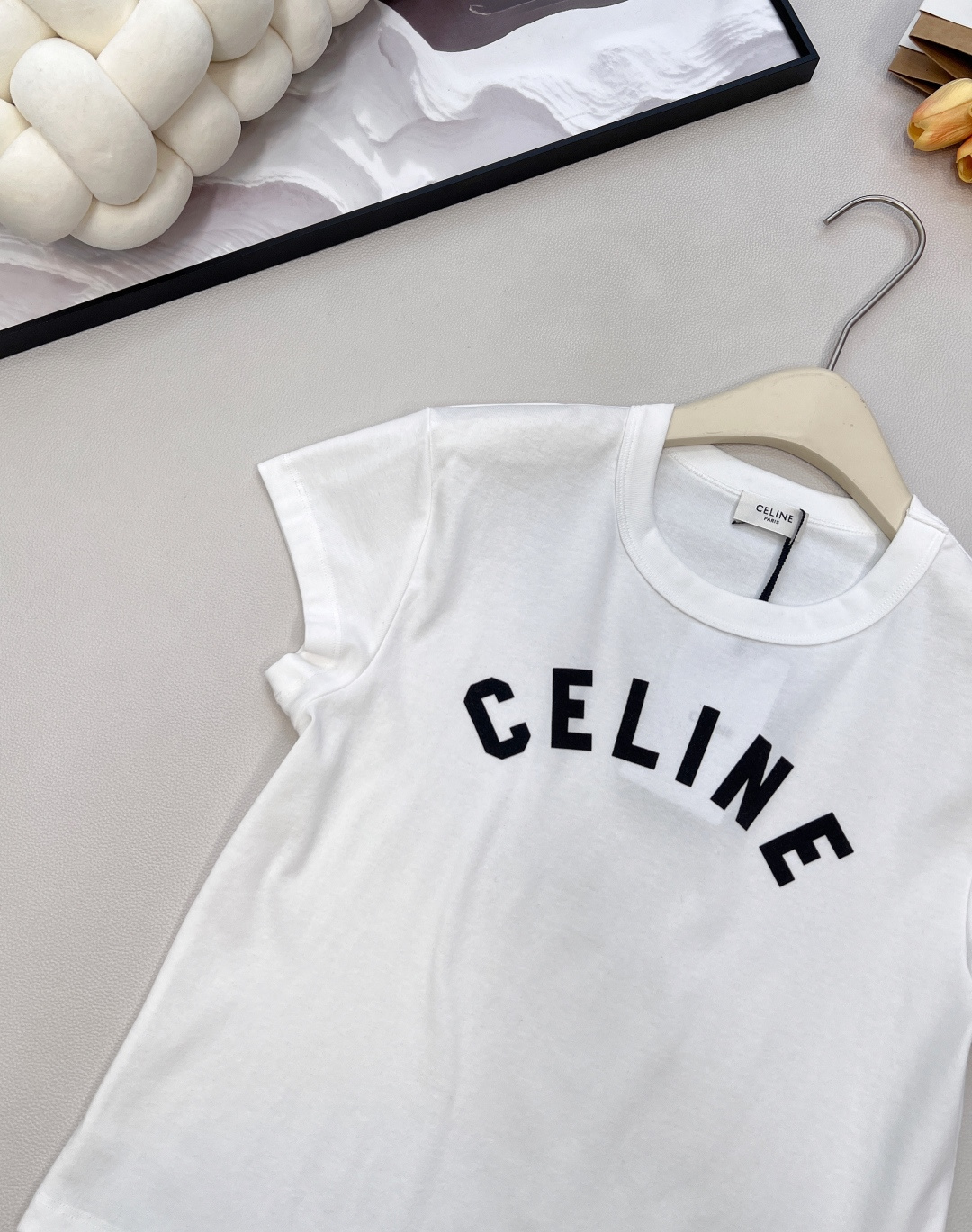 🆕CELINE26春夏新款CE字母印花正肩修身弹力短袖T恤，▪️高弹棉感爽滑细腻面料，柔软有质感，弹力大