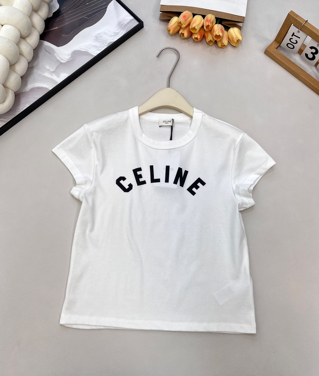 NO:623413,CELINE26 new spring and summer new CE letter printed right-shoulder slim-fit stretch short-sleeved T-shirt, high-elastic cotton-feel smooth and delicate fabric, soft and textured, with great elasticity but not tight, and incomparably comfortable feel!  The high thread count on the neckline will not deform after long-term wear!  The overall three-dimensional right-shoulder cut has a great shape and the upper body is super slim!  Just the right length, not exposing the navel, lengthening the proportions of the lower body, and easily creating a tall and thin paper man effect!  The letters are printed on the chest, and the font size is appropriate and decent, not too exaggerated, and can make people's eyes brighter!  Highly recommended!  Complete three standards, big shipments, size sml code, celine, T-shirt, tees, t-shirt, alexander wang19860909CELINE26春夏新款CE字母印花正肩修身弹力短袖T恤, 高弹棉感爽滑细腻面料,柔软有质感,弹力大不紧绷,手感无敌舒适！领口高支螺纹久穿不变形！整体立体正肩裁剪,版型超赞,上身超显瘦！恰到好处的长度,不露肚脐,拉长下身比例,轻松穿出又高又瘦的纸片人效果！ 胸前字母印花,字体大小恰当得体,不会过于夸张,又能让人眼前一亮的感觉！强烈推荐！三标齐全,大货出 尺码sml 编码,,celine,T-shirt,tees，t-shirt,alexander wang,Women's clothing