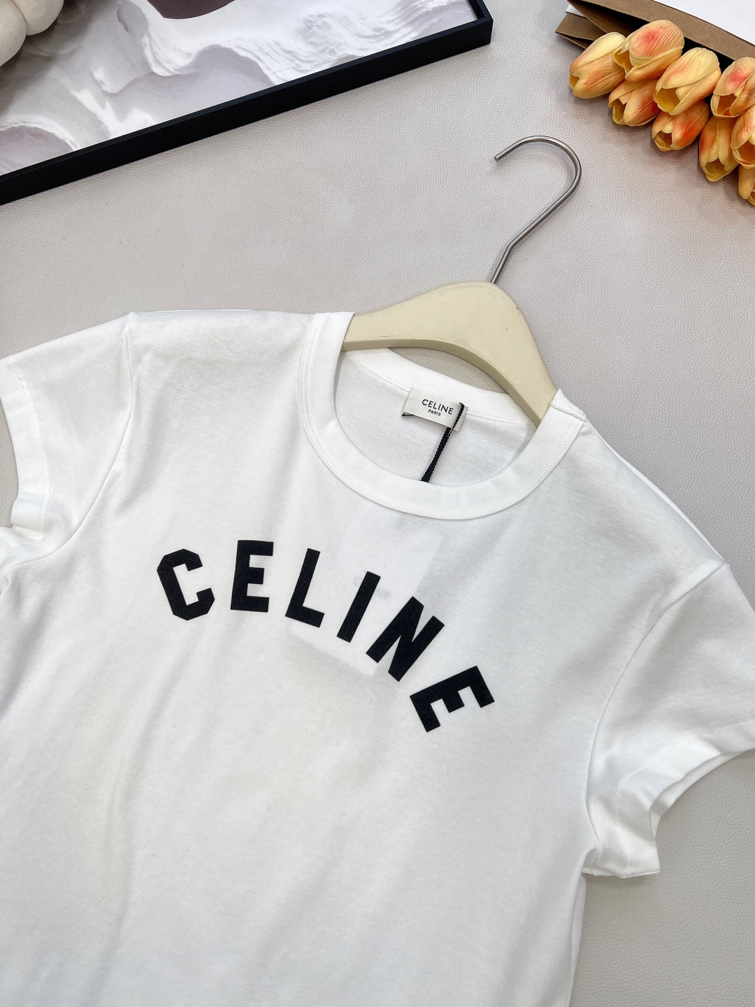 🆕CELINE26春夏新款CE字母印花正肩修身弹力短袖T恤，▪️高弹棉感爽滑细腻面料，柔软有质感，弹力大