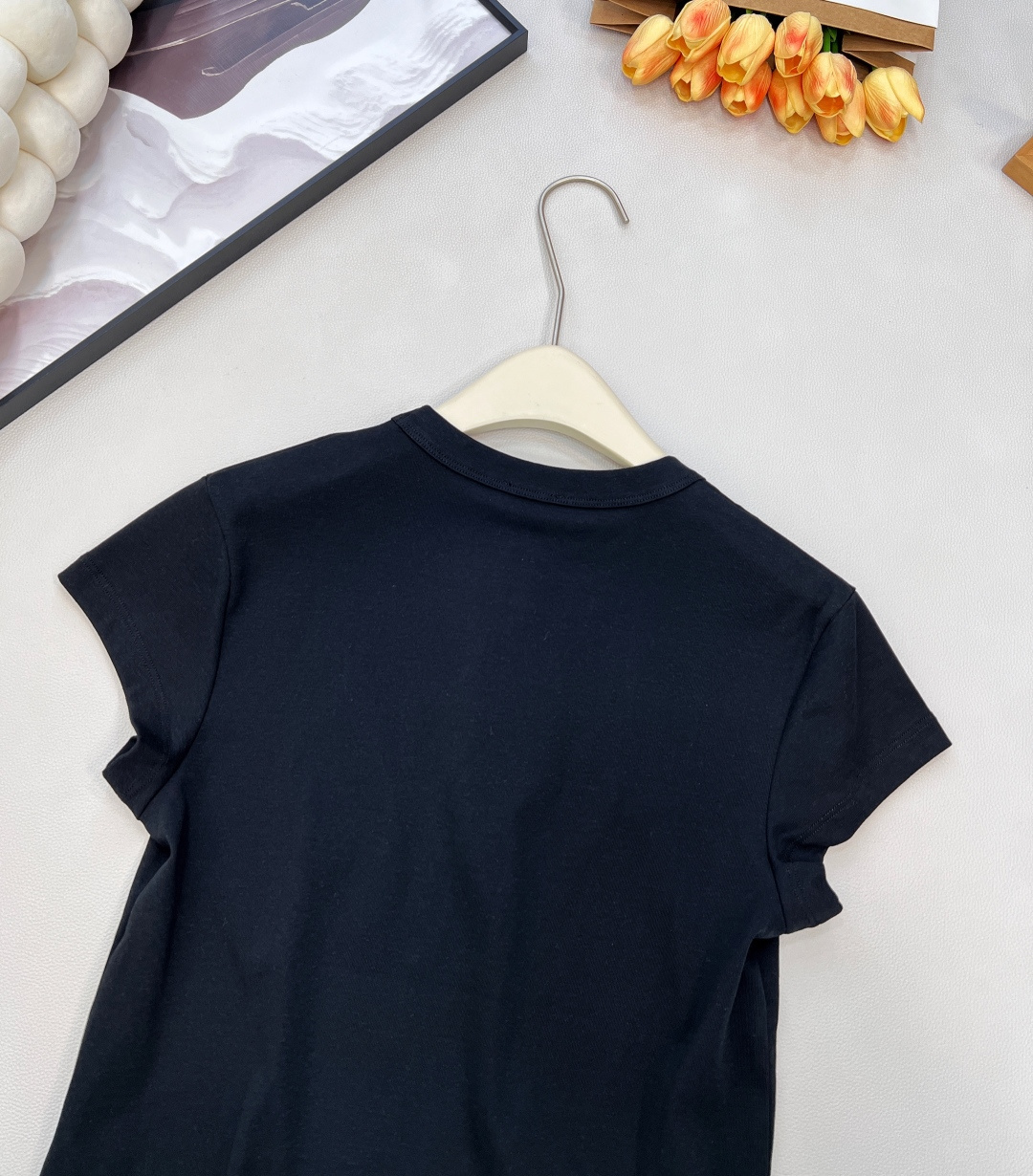 🆕CELINE26春夏新款CE字母印花正肩修身弹力短袖T恤，▪️高弹棉感爽滑细腻面料，柔软有质感，弹力大