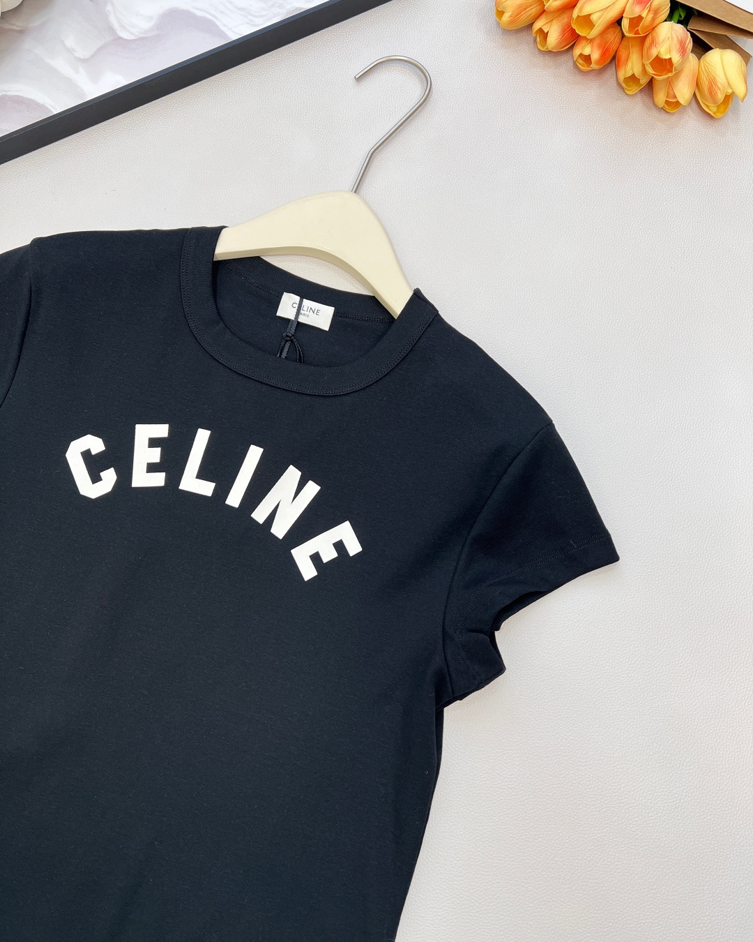 🆕CELINE26春夏新款CE字母印花正肩修身弹力短袖T恤，▪️高弹棉感爽滑细腻面料，柔软有质感，弹力大