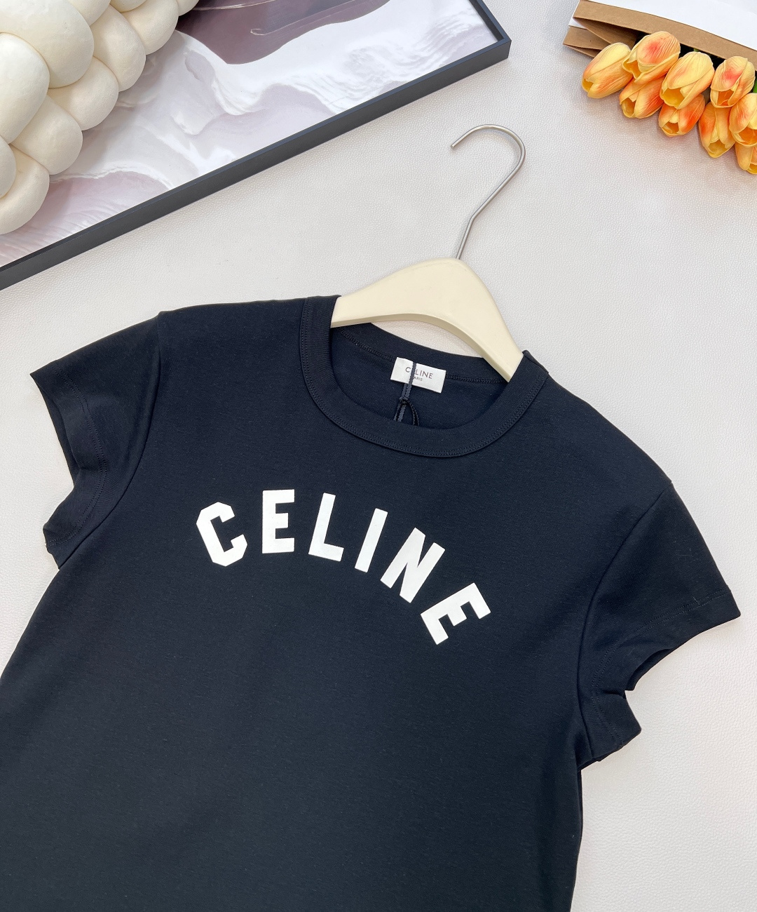 🆕CELINE26春夏新款CE字母印花正肩修身弹力短袖T恤，▪️高弹棉感爽滑细腻面料，柔软有质感，弹力大