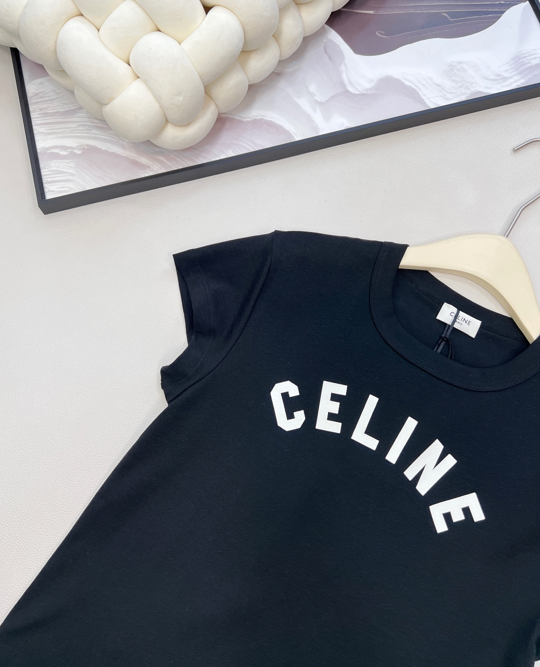 🆕CELINE26春夏新款CE字母印花正肩修身弹力短袖T恤，▪️高弹棉感爽滑细腻面料，柔软有质感，弹力大