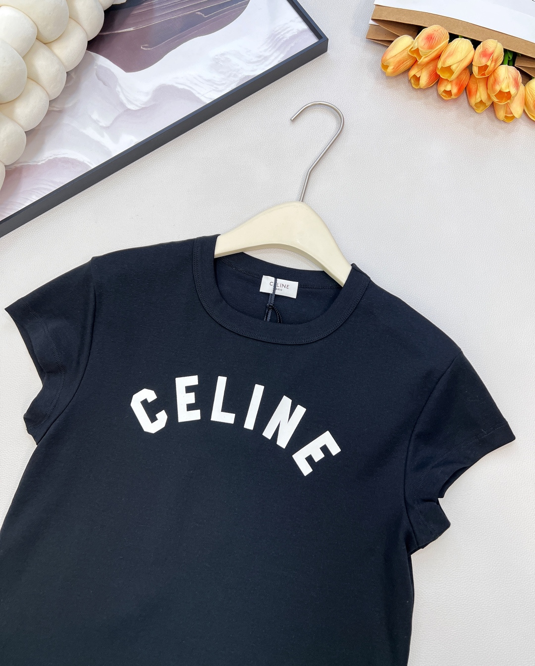 🆕CELINE26春夏新款CE字母印花正肩修身弹力短袖T恤，▪️高弹棉感爽滑细腻面料，柔软有质感，弹力大