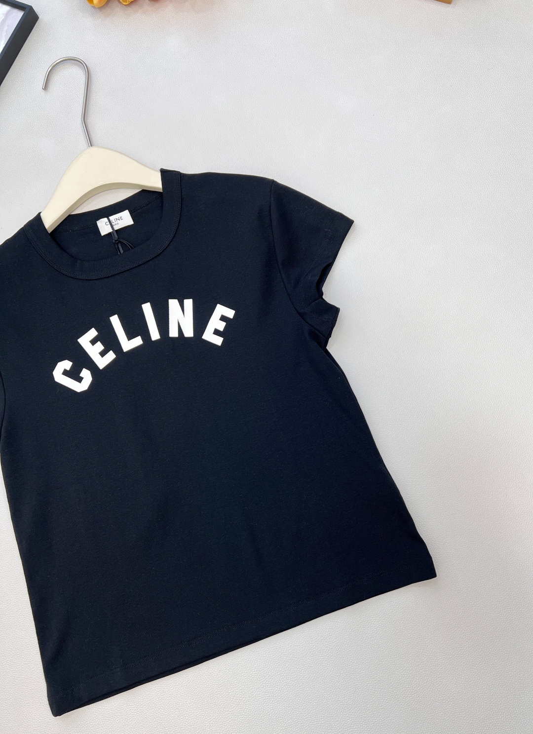 🆕CELINE26春夏新款CE字母印花正肩修身弹力短袖T恤，▪️高弹棉感爽滑细腻面料，柔软有质感，弹力大