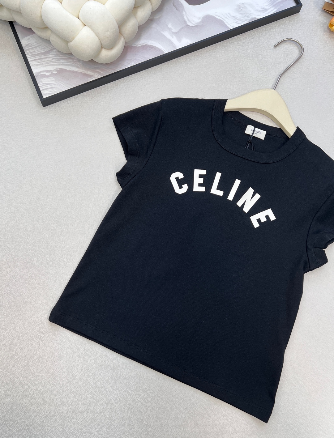 🆕CELINE26春夏新款CE字母印花正肩修身弹力短袖T恤，▪️高弹棉感爽滑细腻面料，柔软有质感，弹力大