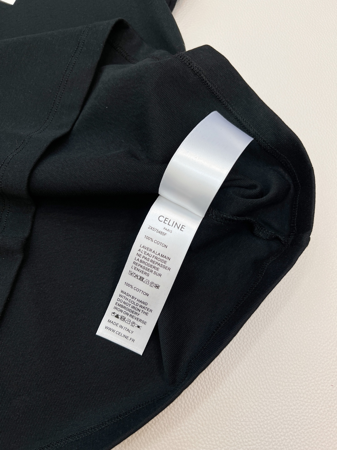 🆕CELINE26春夏新款CE字母印花正肩修身弹力短袖T恤，▪️高弹棉感爽滑细腻面料，柔软有质感，弹力大