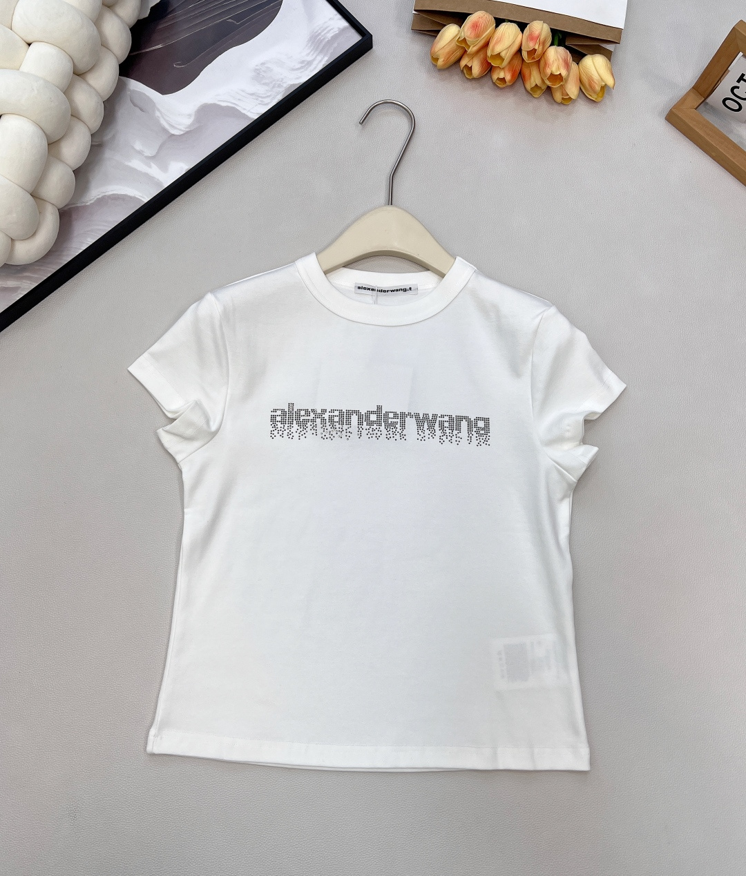 NO:623403,Alexander Wang26SS new spring and summer letter hot diamond elastic casual trendy short-sleeved T-shirt. High-quality elastic soft waxy fabric, very elastic and smooth, feels great, and the upper body is super comfortable!  The original version has the same hot-drilled letters, the real thing is shinier and more beautiful, it is really invincible and beautiful!  It is indeed a model that I fell in love with at first glance!  It was a hit as soon as it was put on the shelves!  Slim fit, just the right length, not exposing the belly button, perfectly elongating the proportions of the lower body, and easily creating long legs!  A must-have item for fashionable girls, it looks great when paired with jeans and casual pants!  Extremely photogenic!  Complete three standards, three colors, size sml code A, jeans, T-shirt, tees, t-shirt, alexander wang19860909Alexander Wang26SS春夏新款字母烫钻弹力休闲潮流短袖T恤 高品质弹力软糯面料,弹力很大很顺滑,手感超赞,上身超舒服！原版一致烫钻字母,实物更闪更好看,真的无敌巨巨巨好看！不愧是一眼就看中的款！一上架就爆单！ 修身版型,恰到好处的长度,不露肚脐眼,完美拉长下身比例,轻松穿出大长腿！时髦女生必备的单品,随便搭配牛仔裤休闲裤就很出片！上镜特别亮眼！三标齐全,三色出 尺码sml 编码A,,jeans,T-shirt,tees，t-shirt,alexander wang,Women's clothing