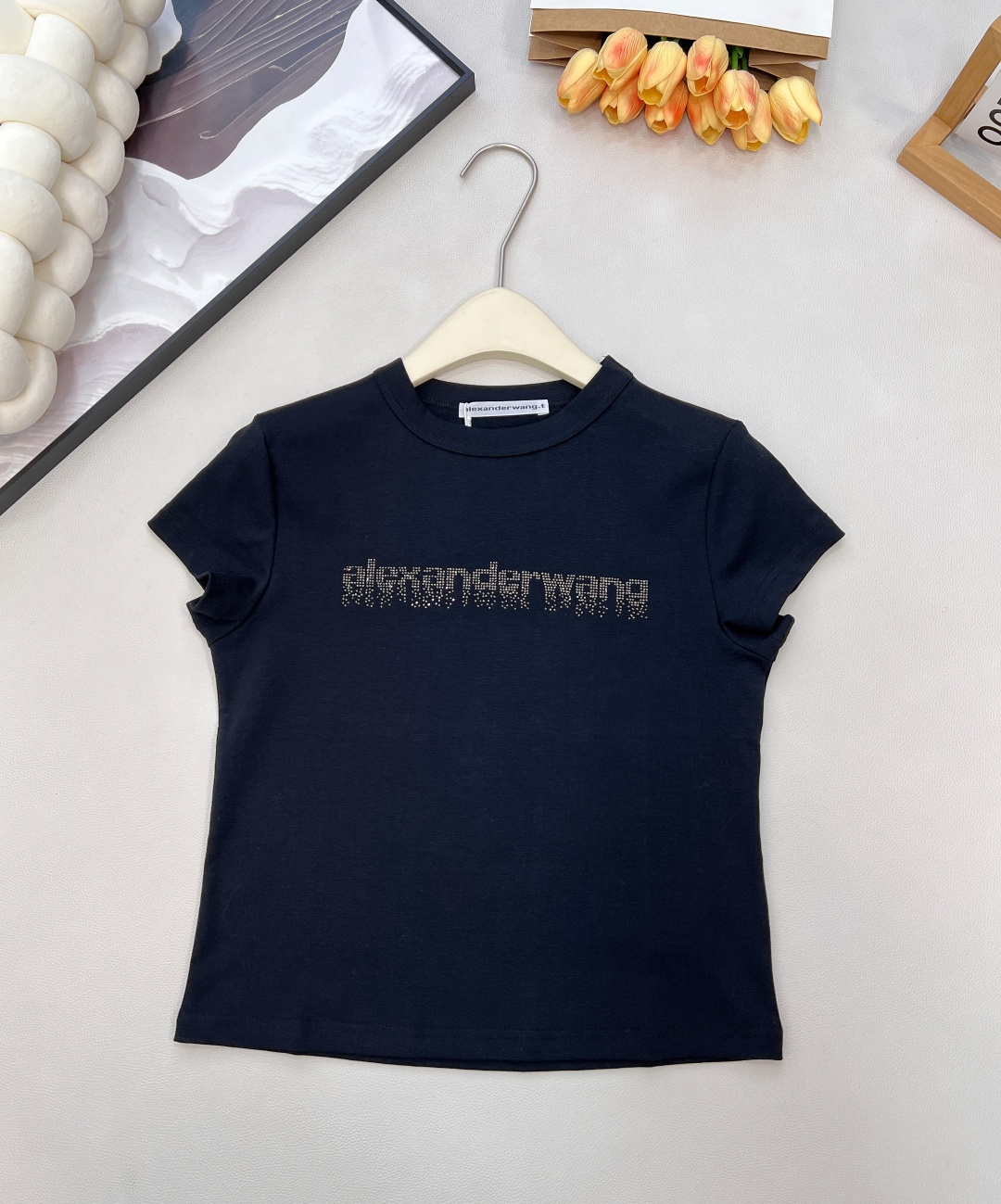 NO:623391,Alexander Wang26SS new spring and summer letter hot diamond elastic casual trendy short-sleeved T-shirt. High-quality elastic soft waxy fabric, very elastic and smooth, feels great, and the upper body is super comfortable!  The original version has the same hot-drilled letters, the real thing is shinier and more beautiful, it is really invincible and beautiful!  It is indeed a model that I fell in love with at first glance!  It was a hit as soon as it was put on the shelves!  Slim fit, just the right length, not exposing the belly button, perfectly elongating the proportions of the lower body, and easily creating long legs!  A must-have item for fashionable girls, it looks great when paired with jeans and casual pants!  Extremely photogenic!  Complete three standards, three colors, size sml code A7, jeans, T-shirt, tees, t-shirt, alexander wang19860909Alexander Wang26SS春夏新款字母烫钻弹力休闲潮流短袖T恤 高品质弹力软糯面料,弹力很大很顺滑,手感超赞,上身超舒服！原版一致烫钻字母,实物更闪更好看,真的无敌巨巨巨好看！不愧是一眼就看中的款！一上架就爆单！ 修身版型,恰到好处的长度,不露肚脐眼,完美拉长下身比例,轻松穿出大长腿！时髦女生必备的单品,随便搭配牛仔裤休闲裤就很出片！上镜特别亮眼！三标齐全,三色出 尺码sml 编码A7,,jeans,T-shirt,tees，t-shirt,alexander wang,Women's clothing