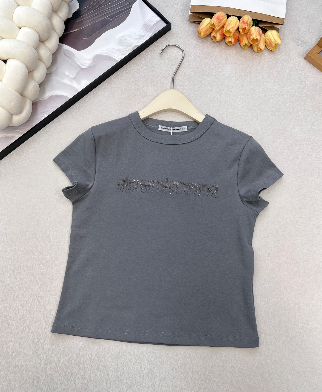 NO:623433,Alexander Wang26SS new spring and summer letter hot diamond elastic casual trendy short-sleeved T-shirt. High-quality elastic soft waxy fabric, very elastic and smooth, feels great, and the upper body is super comfortable!  The original version has the same hot-drilled letters, the real thing is shinier and more beautiful, it is really invincible and beautiful!  It is indeed a model that I fell in love with at first glance!  It was a hit as soon as it was put on the shelves!  Slim fit, just the right length, not exposing the belly button, perfectly elongating the proportions of the lower body, and easily creating long legs!  A must-have item for fashionable girls, it looks great when paired with jeans and casual pants!  Extremely photogenic!  Complete three standards, three colors, size sml code A, jeans, T-shirt, tees, t-shirt, alexander wang19860909Alexander Wang26SS春夏新款字母烫钻弹力休闲潮流短袖T恤 高品质弹力软糯面料,弹力很大很顺滑,手感超赞,上身超舒服！原版一致烫钻字母,实物更闪更好看,真的无敌巨巨巨好看！不愧是一眼就看中的款！一上架就爆单！ 修身版型,恰到好处的长度,不露肚脐眼,完美拉长下身比例,轻松穿出大长腿！时髦女生必备的单品,随便搭配牛仔裤休闲裤就很出片！上镜特别亮眼！三标齐全,三色出 尺码sml 编码A,,jeans,T-shirt,tees，t-shirt,alexander wang,Women's clothing