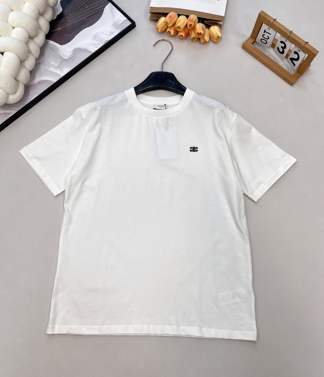 NO:623422,CELINE26 new spring and summer CE Arc de Triomphe embroidered classic casual loose short-sleeved T-shirt. Many celebrities have the same style!  Customized YB raw cotton material, breathable and comfortable, full of texture, loose silhouette, dropped shoulder short-sleeved T-shirt cut, highlighting the brand style!  The Arc de Triomphe logo is embroidered on the right side of the chest to strengthen the brand identity and create a sense of fashion and high-end. It creates a personalized style, is fashionable and relaxed, and looks stylish when worn alone or paired with an inner layer!  Simple and elegant classic style, a versatile item that will never go out of style!  Great value to buy!  Customized fabric accessories, look for the correct version!  Complete three standards, two colors, size sml code E, celine, T-shirt, tees, t-shirt, alexander wang19860909CELINE26春夏新款CE凯旋门刺绣经典休闲宽松短袖T恤 超多明星同款！ 定制YB原生全棉材质,透气舒适,质感十足,宽松廓形落肩短袖T恤裁剪,凸显品牌格调！ 胸前右侧凯旋门刺绣徽标,加强品牌标识度,时尚高级感立现,打造个性风格,时髦松弛,单穿内搭都出彩时髦！简约大气的经典款式,万年不过时的百搭万金油单品！超值入手！定制面料辅料 认准版本 ！三标齐全,两色出 尺码sml 编码E,,celine,T-shirt,tees，t-shirt,alexander wang,Women's clothing