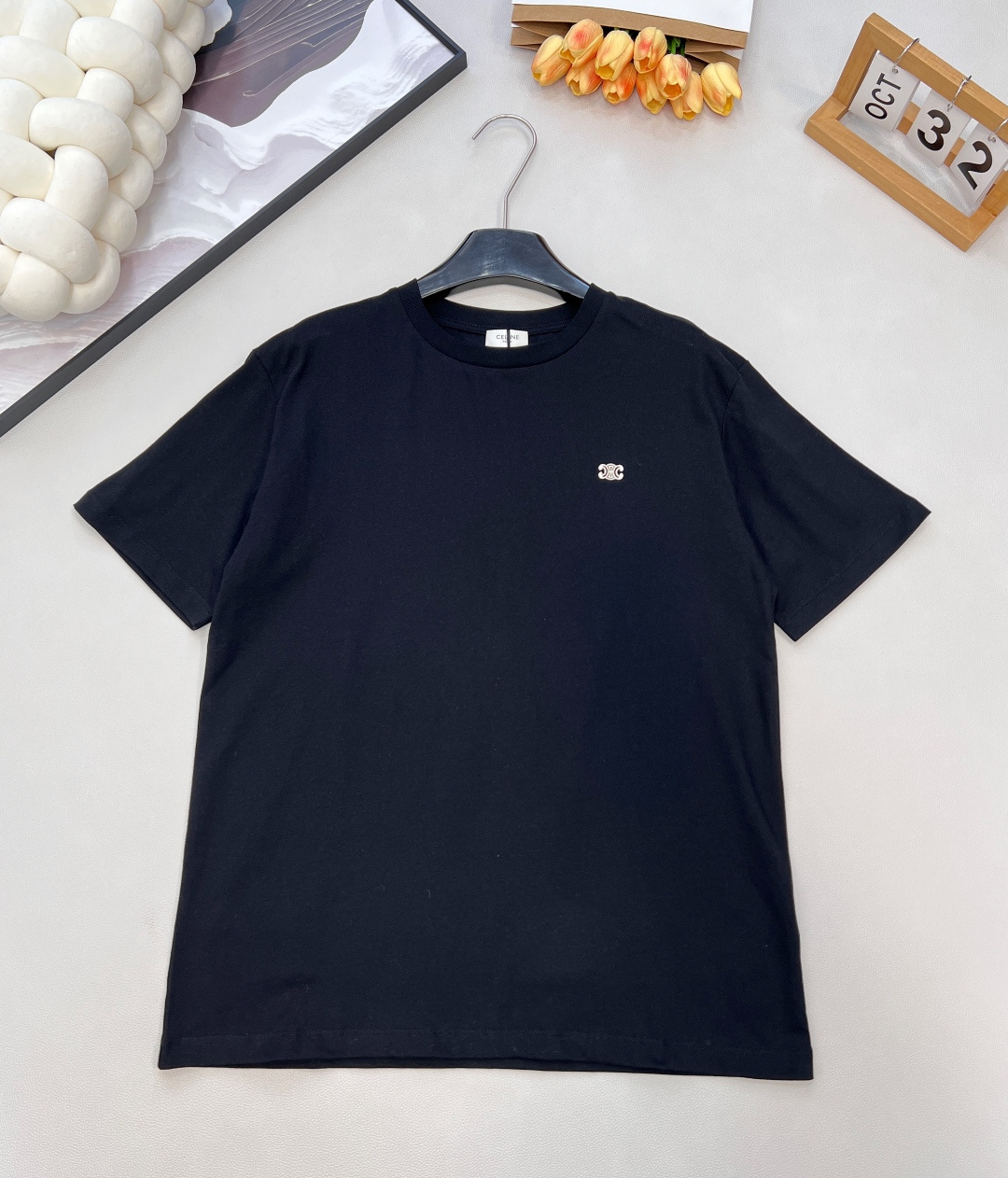 NO:623412,CELINE26 new spring and summer CE Arc de Triomphe embroidered classic casual loose short-sleeved T-shirt. Many celebrities have the same style!  Customized YB raw cotton material, breathable and comfortable, full of texture, loose silhouette, dropped shoulder short-sleeved T-shirt cut, highlighting the brand style!  The Arc de Triomphe logo is embroidered on the right side of the chest to strengthen the brand identity and create a sense of fashion and high-end. It creates a personalized style, is fashionable and relaxed, and looks stylish when worn alone or paired with an inner layer!  Simple and elegant classic style, a versatile item that will never go out of style!  Great value to buy!  Customized fabric accessories, look for the correct version!  Complete three standards, two colors, size sml code, celine, T-shirt, tees, t-shirt, alexander wang19860909CELINE26春夏新款CE凯旋门刺绣经典休闲宽松短袖T恤 超多明星同款！ 定制YB原生全棉材质,透气舒适,质感十足,宽松廓形落肩短袖T恤裁剪,凸显品牌格调！ 胸前右侧凯旋门刺绣徽标,加强品牌标识度,时尚高级感立现,打造个性风格,时髦松弛,单穿内搭都出彩时髦！简约大气的经典款式,万年不过时的百搭万金油单品！超值入手！定制面料辅料 认准版本 ！三标齐全,两色出 尺码sml 编码,,celine,T-shirt,tees，t-shirt,alexander wang,Women's clothing