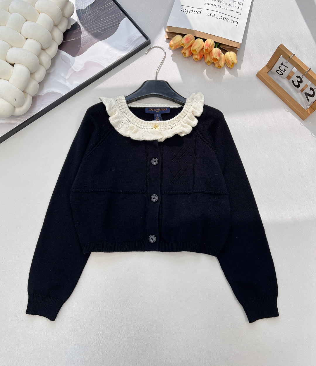 NO:624172,Louis vuitton 2025 new lace lapel knitted cardigan, custom YB wool yarn weaving, delicate and soft, full of elasticity, exquisite hollow fungus lace cardigan style, the whole body is crocheted with delicate vertical pit strip texture, black apricot contrast color enriches the vision, cute and cute, with chest and waist horizontal three-dimensional texture to divide the layers, perfect details, basic style with warm thickness, seasonal wear, fashionable and age-reducing. Customized surface accessories Look for the version  Complete three standards, big shipments, size, sml code, Louis Vuitton, Alexander Wang19860909Louis vuitton2025新款花边翻领针织开衫,定制YB羊毛纱线织造,细腻柔软,弹力十足 ,精致镂空木耳花边开衫版型,通体以细腻竖坑条纹理钩织,黑杏撞色丰富视觉,娇俏可爱,搭配胸腰横向立体纹理划分层次,细节满分,基础款式配合保暖厚度,换季穿搭,时髦减龄.定制面辅料 认准版本 三标齐全,大货出 尺码sml 编码,,louis vuitton,alexander wang,Women's clothing
