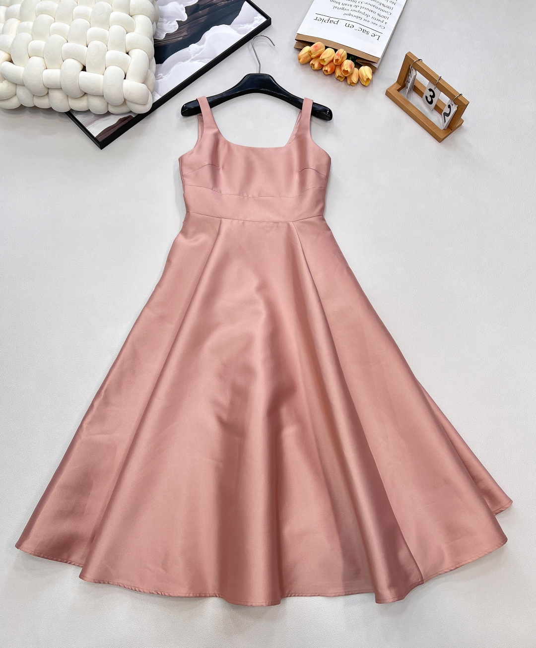 NO:624146,DIOR's new suspender bow waisted long dress is an elegant haute couture in the dark night. The ingenuity of Dior's haute couture workshop meets the classic silhouette. This suspender bow waisted long dress has become a symbol of elegance flowing in the dark night. The matte satin fabric has a texture that smudges out a low-key but luxurious luster under the light, just like midnight.  The stars are woven into the clothes. The square neckline is engraved with retro elegance, with just the right amount of skin exposure to outline the lines of the shoulders and neck, making every time you raise your eyes a French style. The waist design is hidden with ingenuity, and the bows on both sides are embellished like the secret words of elves. It can be tied with a light touch to tighten the waistline, which perfectly balances the softness and strength of female curves.  The skirt blooms elegantly like a bud, and the long silhouette sways when walking. It is the focus of the red carpet and the business card of calm temperament at the dinner. From fabric selection to tailoring technology, every detail is branded with Dior's dedication to ultimate aesthetics - it is not only a dress, but also a spiritual carrier of contemporary women's confidence, independence and elegance. Wear it and you will be a moving chapter of high-end aesthetics. Three standards are complete and two colors are outstanding. Size sml  coding,,dior,dior,skirts,alexander wang19860909DIOR新款吊带蝴蝶结收腰长款连衣裙,暗夜优雅的高定.迪奥高定工坊的匠心邂逅经典廓形,这款吊带蝴蝶结收腰长款连衣裙便成了暗夜中流动的优雅符号.哑光缎面面料铺陈质感,在光线下晕染出低调却奢华的光泽,仿若将午夜星河织入衣袂.方形领口复刻复古优雅,恰到好处的露肤度勾勒肩颈线条,让每一次抬眸都自带法式风情；收腰设计暗藏巧思,两侧蝴蝶结点缀如精灵的秘语,轻轻一系便收束出盈盈腰线,将女性曲线的柔美与力量感平衡得淋漓尽致. 裙摆如花苞般优雅绽放,长款廓形行走间摇曳生姿,是红毯之上的焦点担当,亦是晚宴中从容的气质名片.从面料选择到剪裁工艺,每一处细节都烙印着迪奥对极致美学的执着——它不止是一件礼服,更是当代女性自信、独立且优雅的精神载体,穿上它,你便是高定美学的移动篇章.三标齐全,两色出 尺码sml 编码,,dior,dior,skirts,alexander wang,Women's clothing