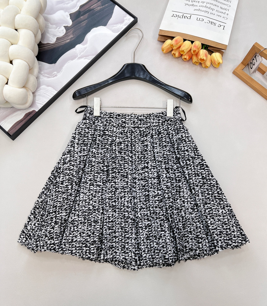 NO:624094,BALMAIN's new black and white woven pleated skirt, high-definition texture for daily use, customized BY fabric. - The black and white tweed fabric has a rough yet delicate texture, and the raw edge details are French lazy details, which visually bring a retro noble filter~ - The umbrella skirt design with high waist and large skirt can not only hide the wide hips and thick legs, but also has a sense of drape when walking, and also has the relaxed atmosphere of a 'rich daughter'. -  The style is matched with a short jacket from the same series, making it a lady's suit. Paired with a simple black/white top alone, it can instantly transform you into a noble person for commuting. It is a versatile style that 'is not cheap to wear casually'. Complete with three standards, large quantities of goods!  Size sml code B,,balmain,skirts,jackets & coats,alexander wang19860909BALMAIN新款黑白编织百褶半裙,高定质感日常款,定制的BY面料. - 面料黑白花呢编织自带粗粝又精致的肌理感,毛边细节是法式慵懒的小心机,视觉上自带复古贵气滤镜~ - 版型高腰+大裙摆的伞裙设计,既能藏住胯宽腿粗,走动时的垂坠感还自带“富家千金”的松弛氛围. - 风格适配搭同系列短外套是大小姐套装,单配简约黑/白上衣也能秒变通勤贵气挂,属于“随便穿都不廉价”的百搭款.三标齐全,大货出！ 尺码sml 编码B,,balmain,skirts,jackets & coats,alexander wang,Women's clothing