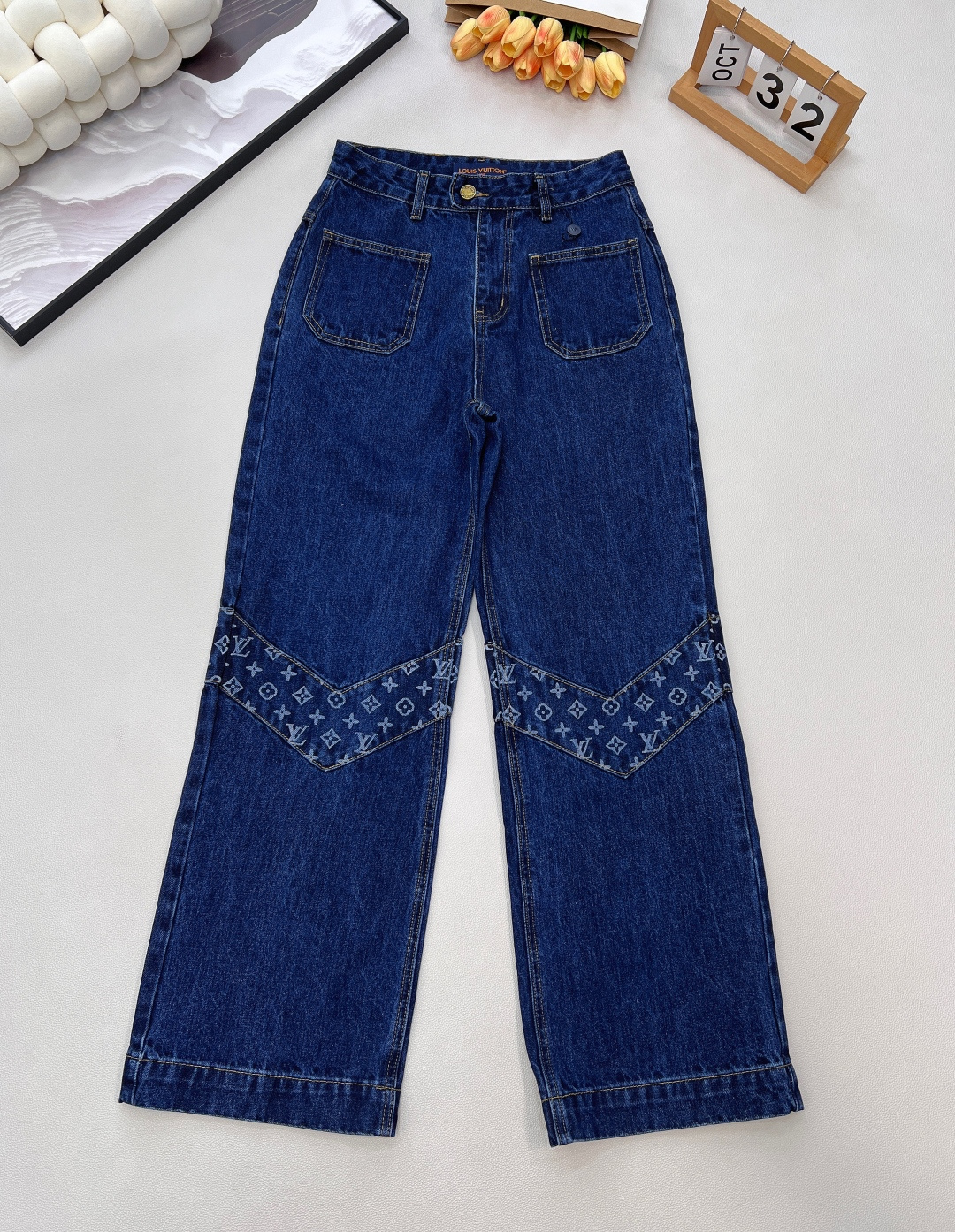 NO:625078,LVss26 latest series, Lisa's new 26 early spring product LOUIS VUITTON V-shaped denim trousers with spliced ​​letters. Made of customized siro jacquard fabric, solid color and soft, customized hardware, the upper body is absolutely the best jeans!  The V-shaped spliced ​​printed letter design at the knee position is full of fashion sense and can be matched with all kinds of tops. The mid-high waistline allows even small people to wear it with a 37% body proportion. It is unique and fashionable and will not conflict with whoever wears it. Whoever wears it will have slender, straight and long legs!  Highly recommended. Retro blue stir-fry and versatile. The most important thing is that it is completely opaque. It is a perfect match for spring and summer travels. It can be salty or sweet. It is available in three sizes. It is shipped in large quantities. Size SML code, Louis Vuitton, Louis Vuitton, Jeans, Alexander Wang19860909LVss26最新系列,Lisa同款26早春新品LOUIS VUITTON 拼接字母V字牛仔长裤 采用定制赛络纺提花面料,固色加软,定制五金,上身绝对王炸牛仔裤！膝盖位置V字拼接印花字母设计,时尚感十足,承包你的各种上衣搭配,中高腰线让小个子也能穿出三七分身材比例,个性独特又时髦出街不撞款谁穿谁是细直大长腿！强烈推荐 复古蓝炒级百搭呀,最主要是完全不透,春夏出游搭配一绝 可盐可甜三标齐全,大货出 尺码sml 编码,,louis vuitton,louis vuitton,jeans,alexander wang,Women's clothing