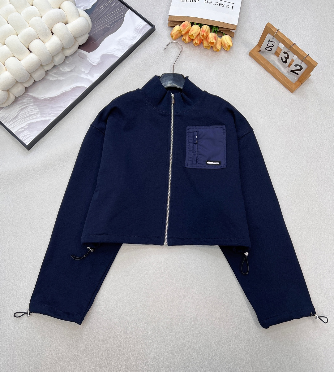 NO:625068,Miumiu2025 new zipper drawstring jacket and skirt suit, customized YB twill cotton material, glossy texture, full drape, zipper jacket style, loose zipper placket, lapel stand-up collar design, chest pocket nylon treatment, embellished letter logo, Hu  In line with the brand positioning, the drawstrings and pockets enhance practicality, and the exquisite and durable details highlight the brand style. It is paired with the same series of high-waisted workwear-like skirts, and the zipper letter details on the side pockets echo up and down, showing a casual college casual style and a fashionable and western style. Customized fabric accessories  Three standards are complete, large quantities are shipped, sizes are sml, jacket knitting,,miumiu,skirts,jackets & coats,jackets & coats,alexander wang19860909Miumiu2025新款拉链抽绳夹克短裙套装,定制YB斜纹全棉材质,质感光泽,垂感十足,拉链夹克外套版型,宽松拉链开襟翻领立领设计,胸前口袋尼龙处理,点缀字母徽标,呼应品牌定位,抽绳配插兜口袋增强实用性,精致耐看的细节突出品牌格调,搭配同系列高腰工装感短裙,侧口袋拉链字母细节上下呼应,呈现随性学院休闲风格,穿搭时髦洋气.定制面辅料 三标齐全,大货出 尺码sml 外套编,,miumiu,skirts,jackets & coats,jackets & coats,alexander wang,Women's clothing