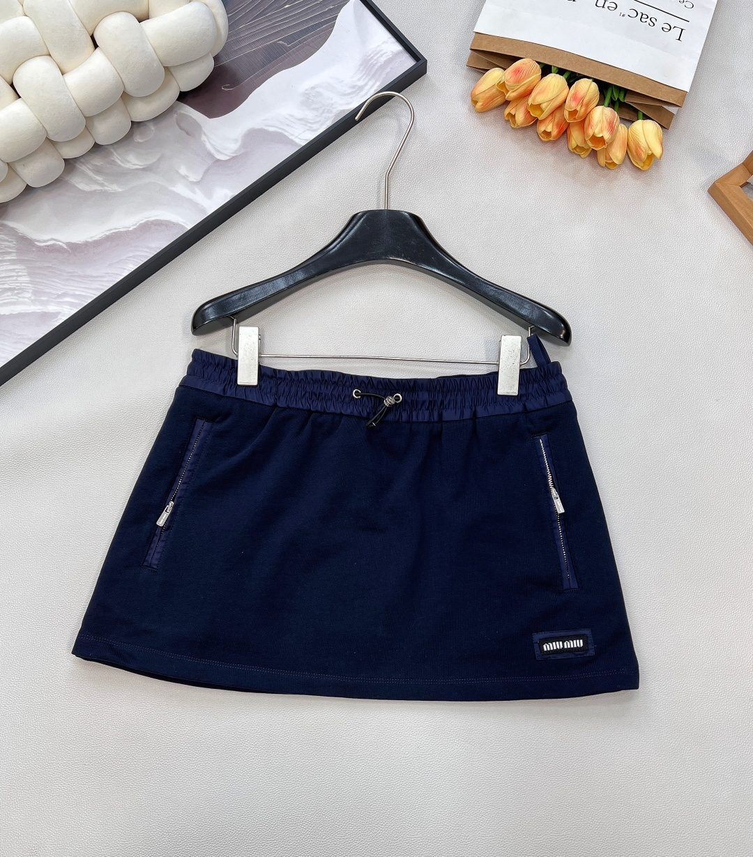 NO:625112,Miumiu2025 new zipper drawstring jacket and skirt suit, customized YB twill cotton material, glossy texture, full drape, zipper jacket style, loose zipper placket, lapel stand-up collar design, chest pocket nylon treatment, embellished letter logo, Hu  In line with the brand positioning, the drawstrings and pockets enhance practicality, and the exquisite and durable details highlight the brand style. It is paired with the same series of high-waisted workwear-like skirts, and the zipper letter details on the side pockets echo up and down, showing a casual college casual style and a fashionable and western style. Customized fabric accessories  Three standards are complete, large quantities are shipped, sizes are sml,,miumiu,skirts,jackets & coats,jackets & coats,alexander wang19860909Miumiu2025新款拉链抽绳夹克短裙套装,定制YB斜纹全棉材质,质感光泽,垂感十足,拉链夹克外套版型,宽松拉链开襟翻领立领设计,胸前口袋尼龙处理,点缀字母徽标,呼应品牌定位,抽绳配插兜口袋增强实用性,精致耐看的细节突出品牌格调,搭配同系列高腰工装感短裙,侧口袋拉链字母细节上下呼应,呈现随性学院休闲风格,穿搭时髦洋气.定制面辅料 三标齐全,大货出 尺码sml,,miumiu,skirts,jackets & coats,jackets & coats,alexander wang,Women's clothing