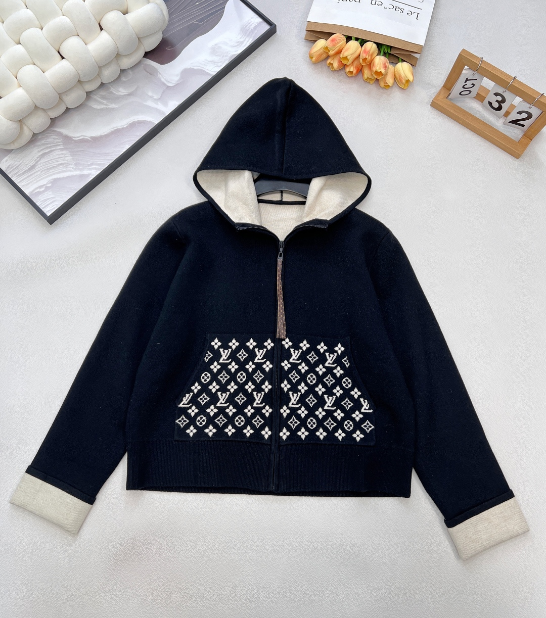 NO:625102,Louis  vuitton2025 new hooded jacquard jacket, customized YB imported cotton blended material, composite processing, glossy texture, comfortable thickness, fashionable and casual jacket, large solid color stitching with jacquard four-leaf clover letters on the pockets, fashionable and stylish, zipper open leather buckle decorated with the iconic presbyopic letter logo, brand style instantly improved, rich visual effects make it more fashionable, the upper body is slimmer, pocket details echo the style up and down, daily casual wear guide, relaxed and fashionable. Customized surface accessories  Look for the correct version, complete with three standards, large shipments, size sml code L, Louis Vuitton, jackets & coats, hats, alexander wang19860909Louis vuitton2025新款连帽提花外套,定制YB进口棉纶混纺材质,复合工艺处理,质感光泽,厚度舒适,外套时髦休闲,大身素色拼接口袋处提花四叶草字母,时髦洋气,拉链开襟皮扣饰以标志性老花字母徽标,品牌格调瞬间提升,丰富视觉效果更显时髦,上身显瘦,口袋细节上下呼应风格,日常休闲穿搭指南,松弛时髦.定制面辅料 认准版本三标齐全,大货出 尺码sml 编码L,,louis vuitton,jackets & coats,hats,alexander wang,Women's clothing